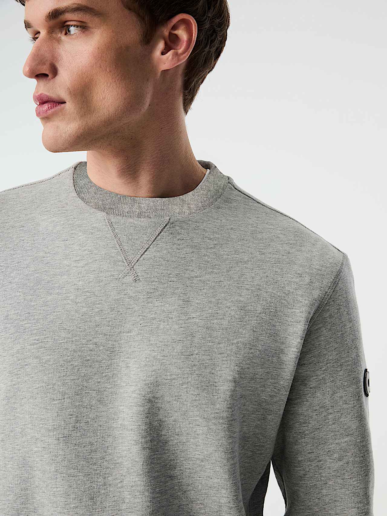 AlphaTauri | SEFAR V1.Y9.02 | Relaxed Fit Crewneck Sweatshirt in Heather Grey for Hombre AlphaTauri | SEFAR V1.Y9.02 | Relaxed Fit Crewneck Sweatshirt in Heather Grey for Hombre