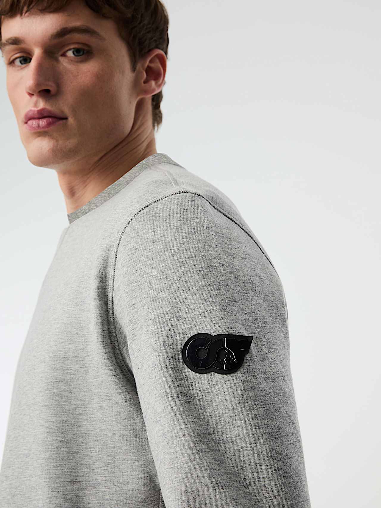 AlphaTauri | SEFAR V1.Y9.02 | Relaxed Fit Crewneck Sweatshirt in Heather Grey for Hombre AlphaTauri | SEFAR V1.Y9.02 | Relaxed Fit Crewneck Sweatshirt in Heather Grey for Hombre