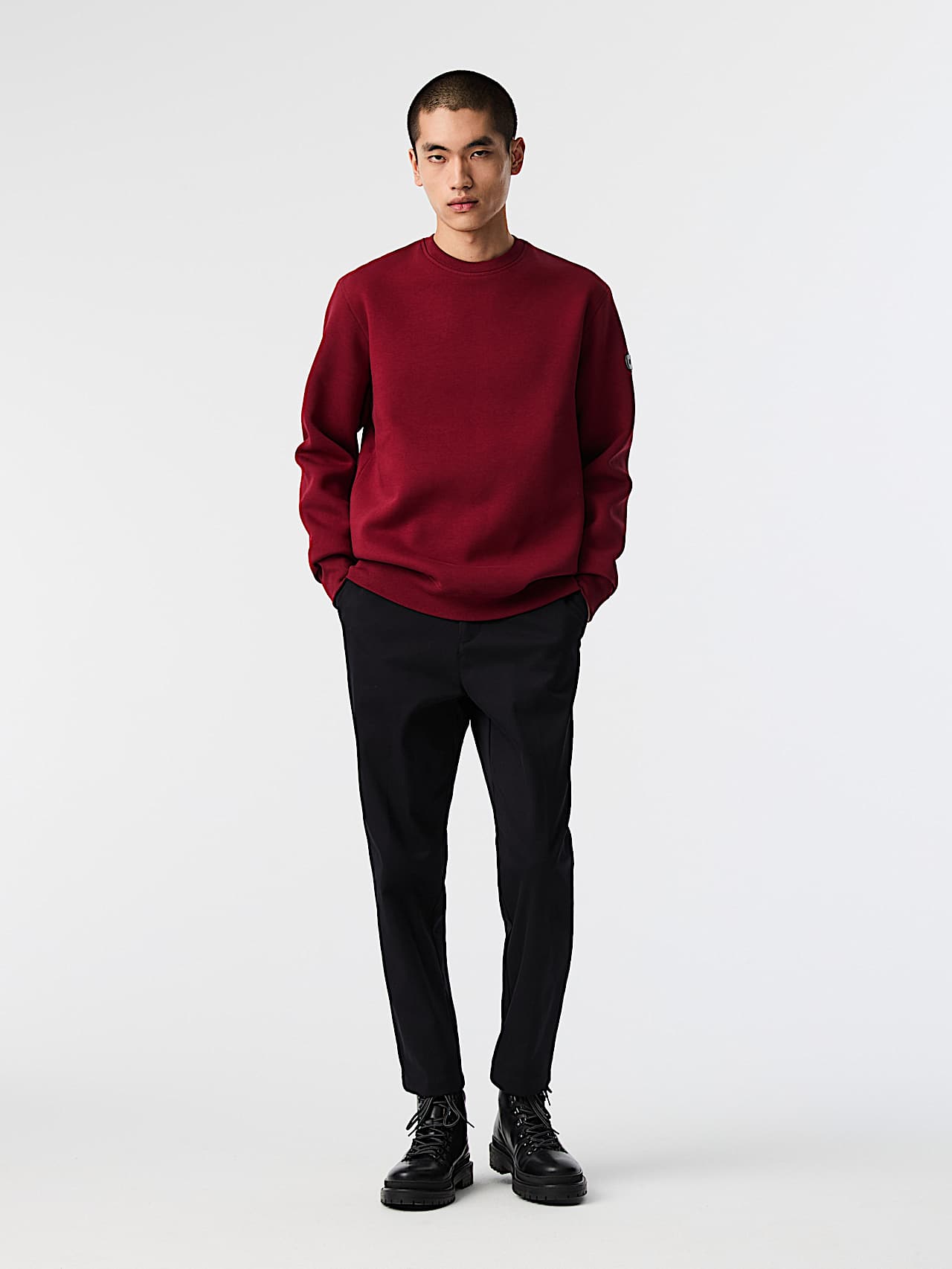 AlphaTauri | SERUA V3.Y9.02 | Signature Logo Crewneck Sweatshirt in Dark Berry for Hombre AlphaTauri | SERUA V3.Y9.02 | Signature Logo Crewneck Sweatshirt in Dark Berry for Hombre