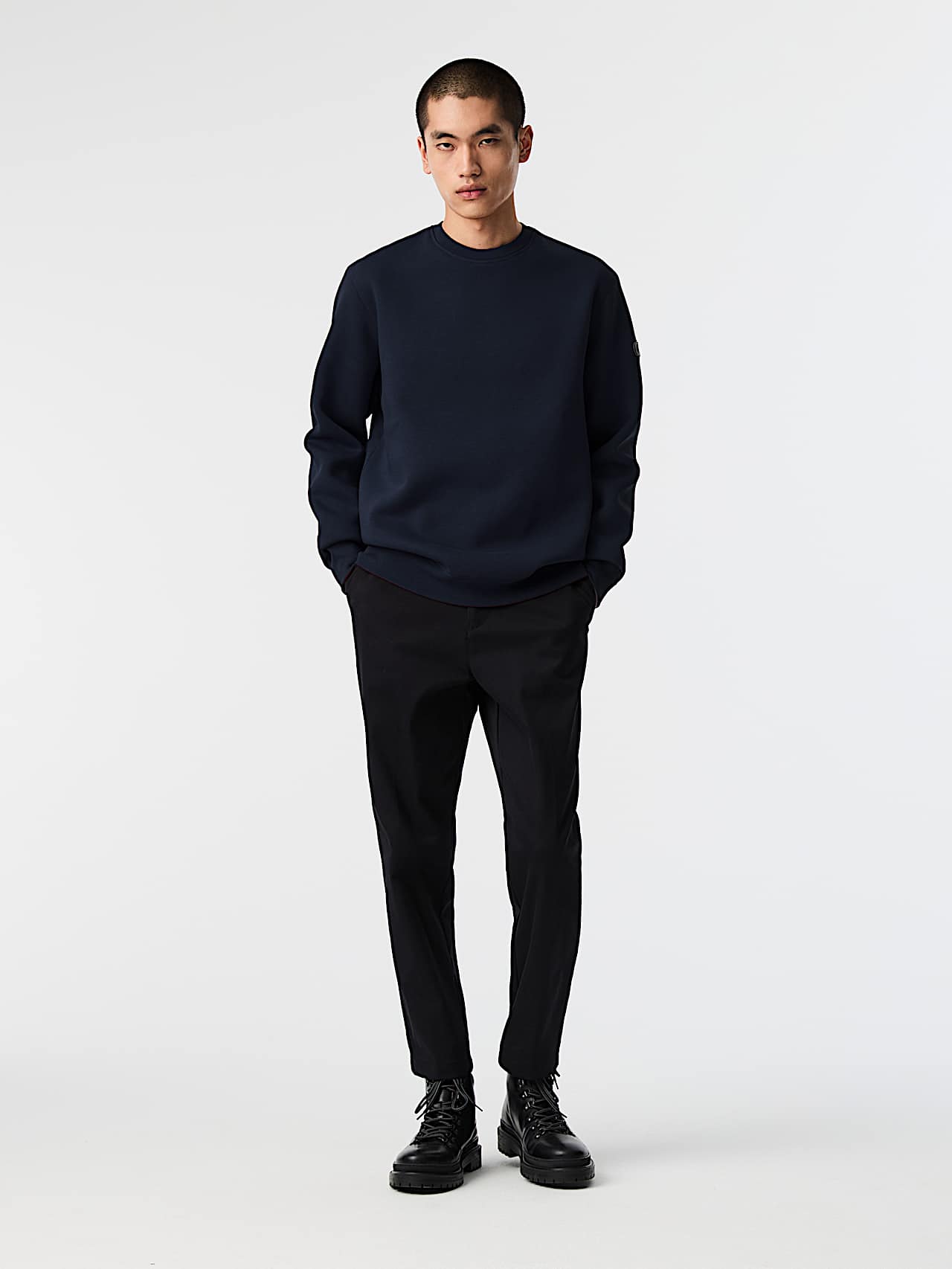 AlphaTauri | SERUA V3.Y9.02 | Sweatshirt mit Rundhalsausschnitt und charakteristischem Logo in Dark Navy für Herren AlphaTauri | SERUA V3.Y9.02 | Sweatshirt mit Rundhalsausschnitt und charakteristischem Logo in Dark Navy für Herren