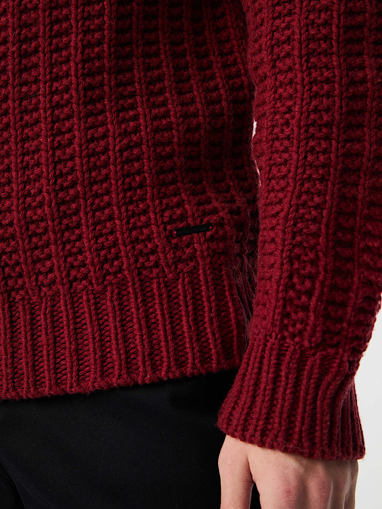 AlphaTauri | FINAR V2.Y9.02 | Seamless 3D Chunky Knit Turtleneck Sweater in Dark Berry for Homme AlphaTauri | FINAR V2.Y9.02 | Seamless 3D Chunky Knit Turtleneck Sweater in Dark Berry for Homme