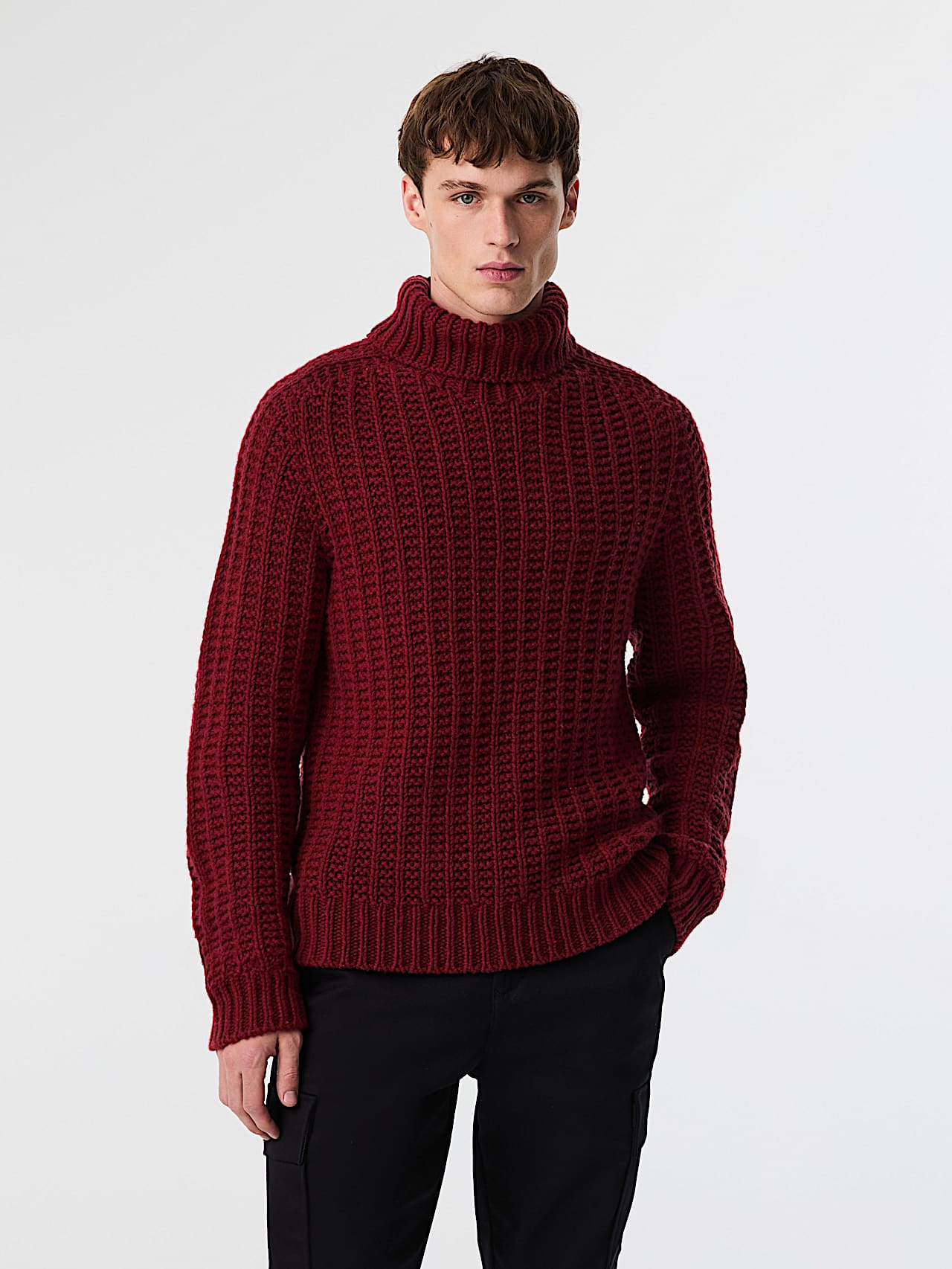 AlphaTauri | FINAR V2.Y9.02 | Seamless 3D Chunky Knit Turtleneck Sweater in Dark Berry for Homme AlphaTauri | FINAR V2.Y9.02 | Seamless 3D Chunky Knit Turtleneck Sweater in Dark Berry for Homme