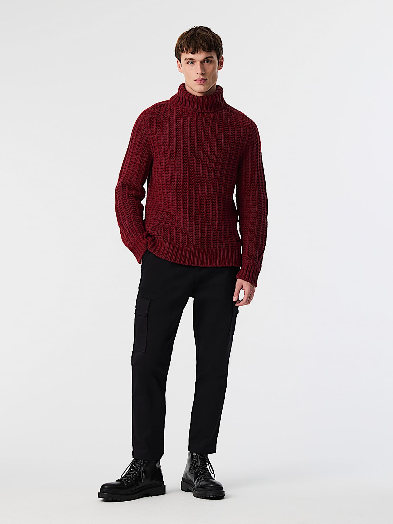 AlphaTauri | FINAR V2.Y9.02 | Seamless 3D Chunky Knit Turtleneck Sweater in Dark Berry for Homme AlphaTauri | FINAR V2.Y9.02 | Seamless 3D Chunky Knit Turtleneck Sweater in Dark Berry for Homme