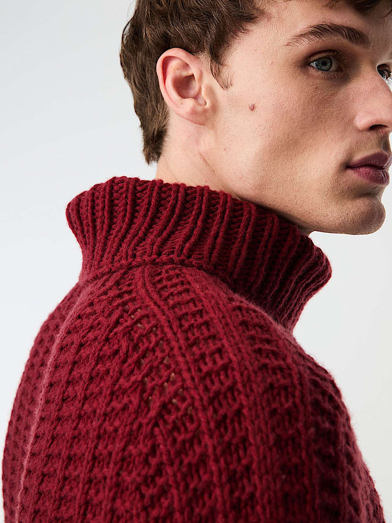AlphaTauri | FINAR V2.Y9.02 | Seamless 3D Chunky Knit Turtleneck Sweater in Dark Berry for Homme AlphaTauri | FINAR V2.Y9.02 | Seamless 3D Chunky Knit Turtleneck Sweater in Dark Berry for Homme
