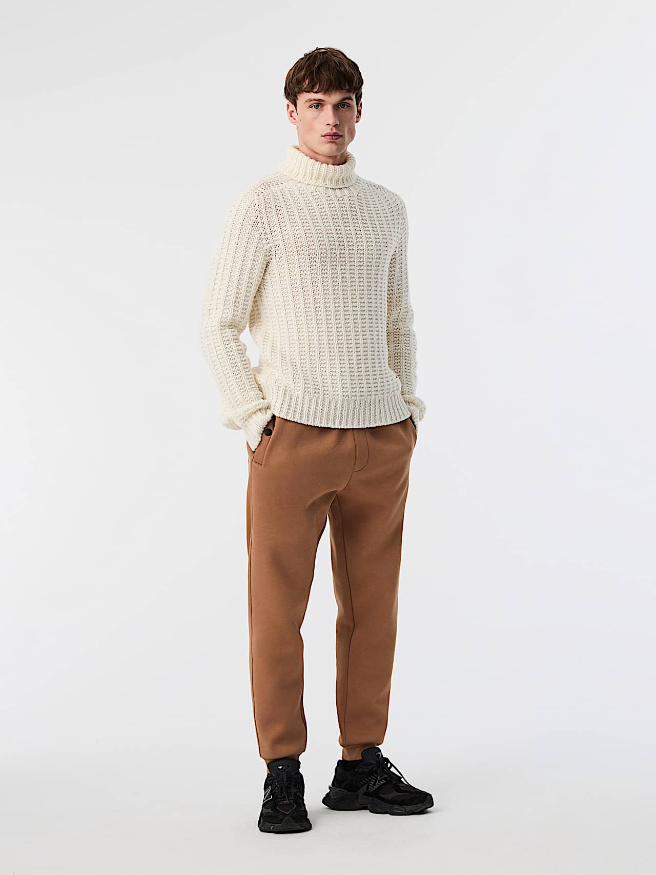 AlphaTauri | FINAR V2.Y9.02 | Seamless 3D Chunky Knit Turtleneck Sweater in White for Homme AlphaTauri | FINAR V2.Y9.02 | Seamless 3D Chunky Knit Turtleneck Sweater in White for Homme