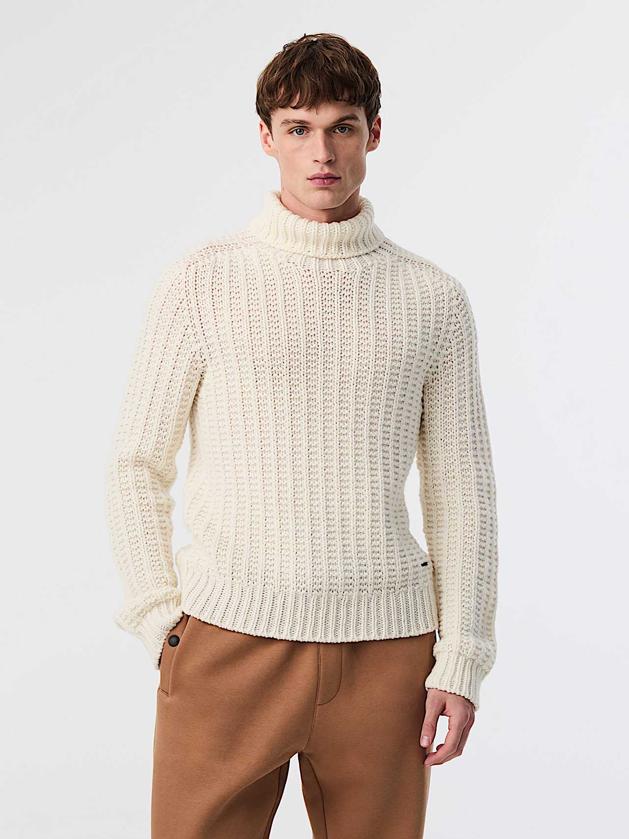 AlphaTauri | FINAR V2.Y9.02 | Seamless 3D Chunky Knit Turtleneck Sweater in White for Homme AlphaTauri | FINAR V2.Y9.02 | Seamless 3D Chunky Knit Turtleneck Sweater in White for Homme