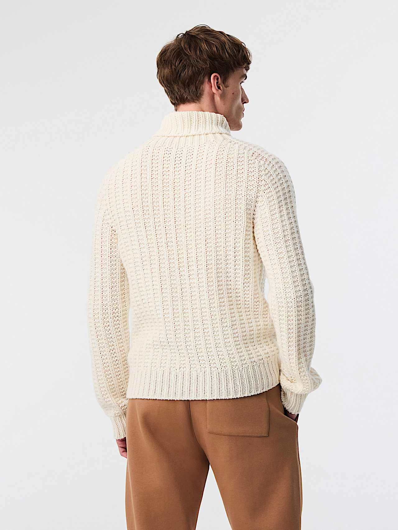 AlphaTauri | FINAR V2.Y9.02 | Seamless 3D Chunky Knit Turtleneck Sweater in White for Homme AlphaTauri | FINAR V2.Y9.02 | Seamless 3D Chunky Knit Turtleneck Sweater in White for Homme