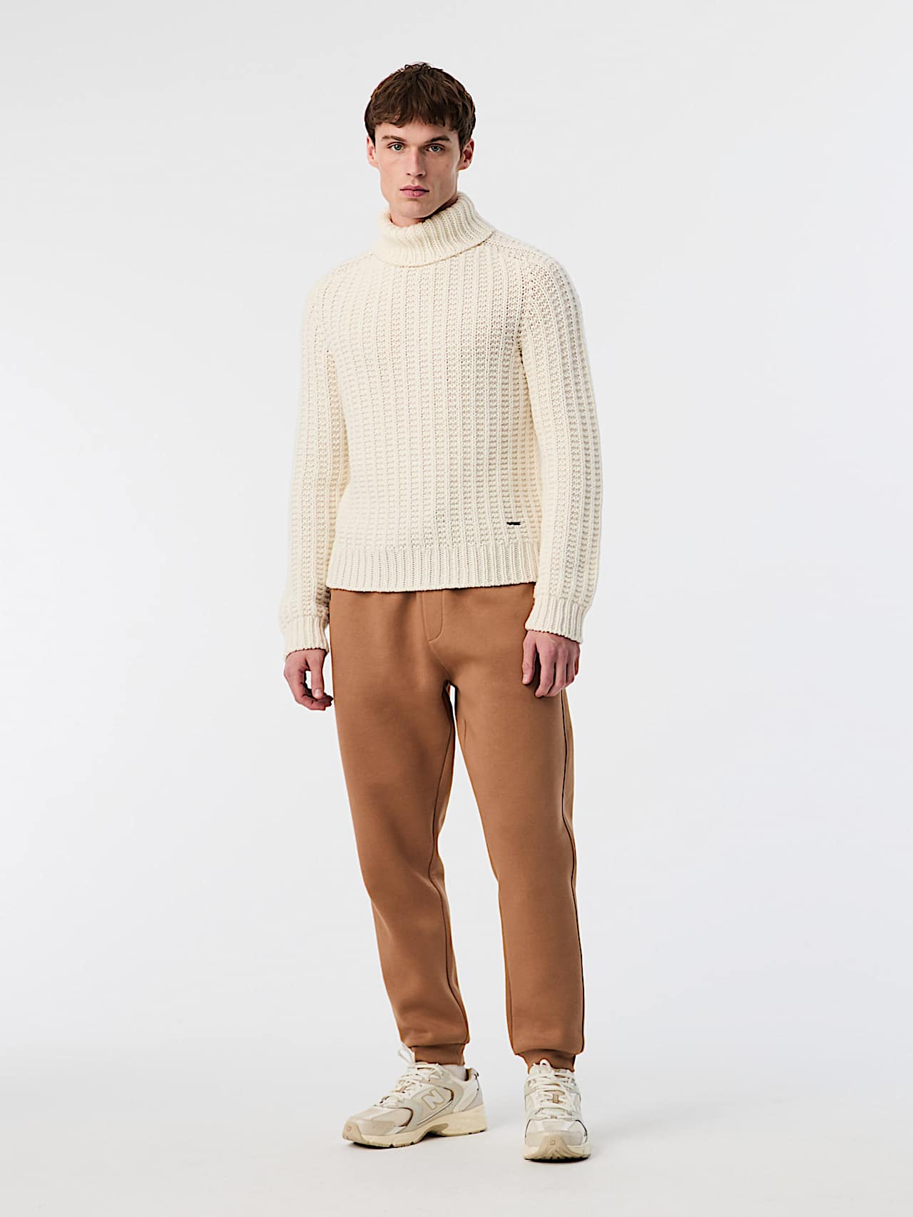 AlphaTauri | FINAR V2.Y9.02 | Seamless 3D Chunky Knit Turtleneck Sweater in White for Homme AlphaTauri | FINAR V2.Y9.02 | Seamless 3D Chunky Knit Turtleneck Sweater in White for Homme