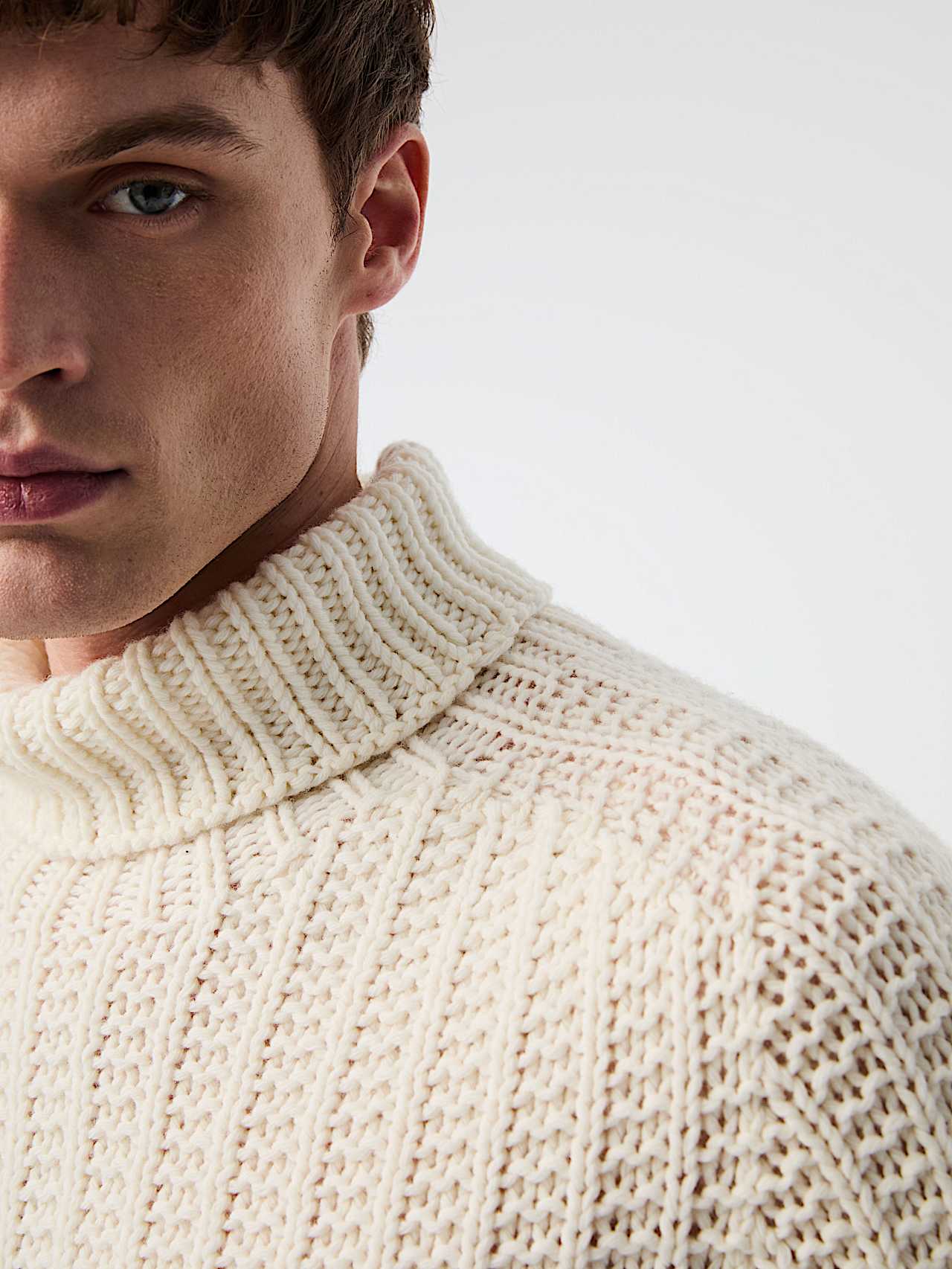 AlphaTauri | FINAR V2.Y9.02 | Seamless 3D Chunky Knit Turtleneck Sweater in White for Homme AlphaTauri | FINAR V2.Y9.02 | Seamless 3D Chunky Knit Turtleneck Sweater in White for Homme
