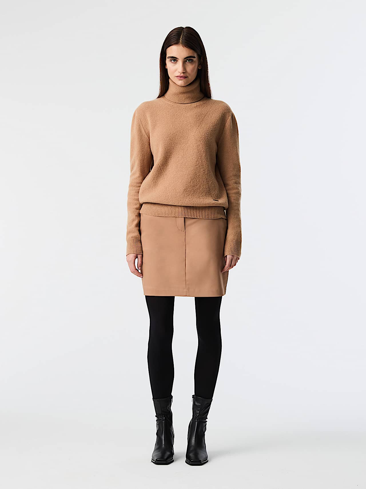 AlphaTauri | FAMMA V1.Y9.02 | Premium Wool Blend Turtleneck Sweater in Camel for Mujer AlphaTauri | FAMMA V1.Y9.02 | Premium Wool Blend Turtleneck Sweater in Camel for Mujer