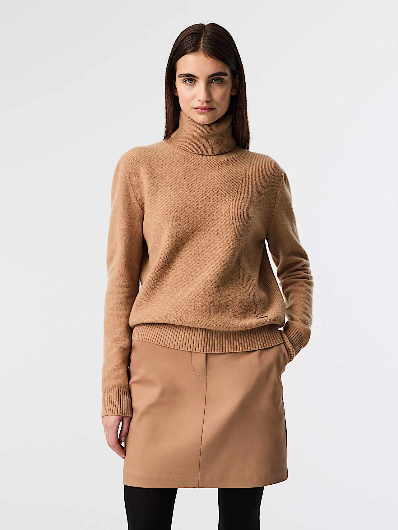 AlphaTauri | FAMMA V1.Y9.02 | Premium Wool Blend Turtleneck Sweater in Camel for Mujer AlphaTauri | FAMMA V1.Y9.02 | Premium Wool Blend Turtleneck Sweater in Camel for Mujer