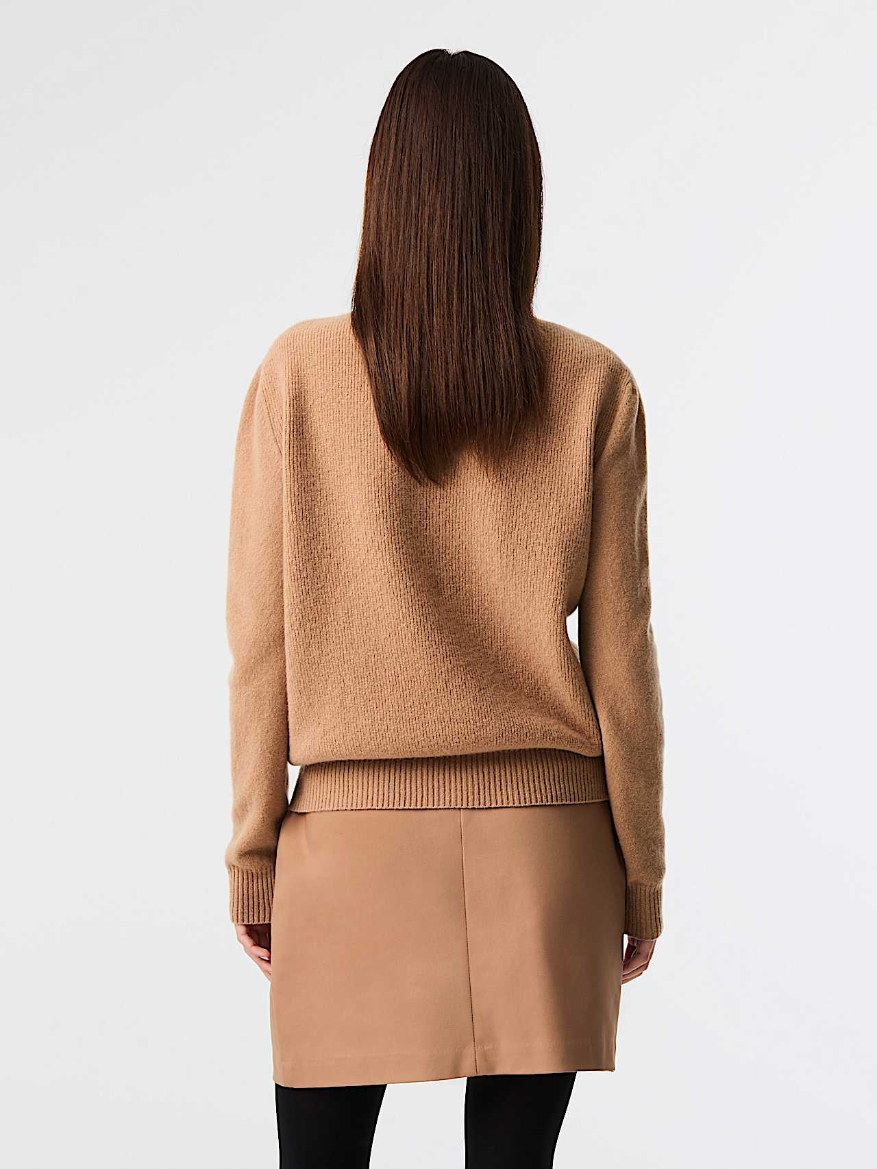 AlphaTauri | FAMMA V1.Y9.02 | Premium Wool Blend Turtleneck Sweater in Camel for Mujer AlphaTauri | FAMMA V1.Y9.02 | Premium Wool Blend Turtleneck Sweater in Camel for Mujer