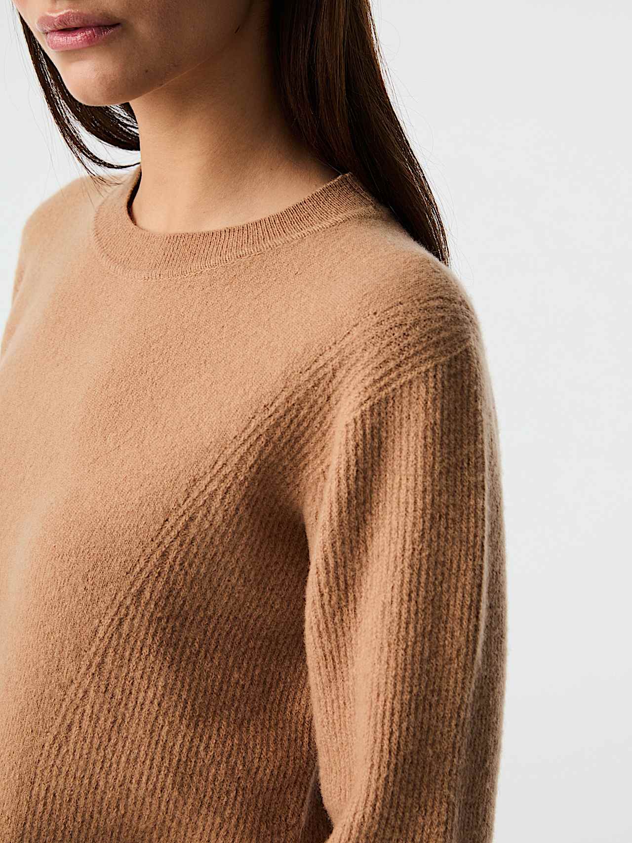 AlphaTauri | FAAMO V1.Y9.02 | Seamless 3D Knit Crewneck Sweater in Camel for Mujer AlphaTauri | FAAMO V1.Y9.02 | Seamless 3D Knit Crewneck Sweater in Camel for Mujer