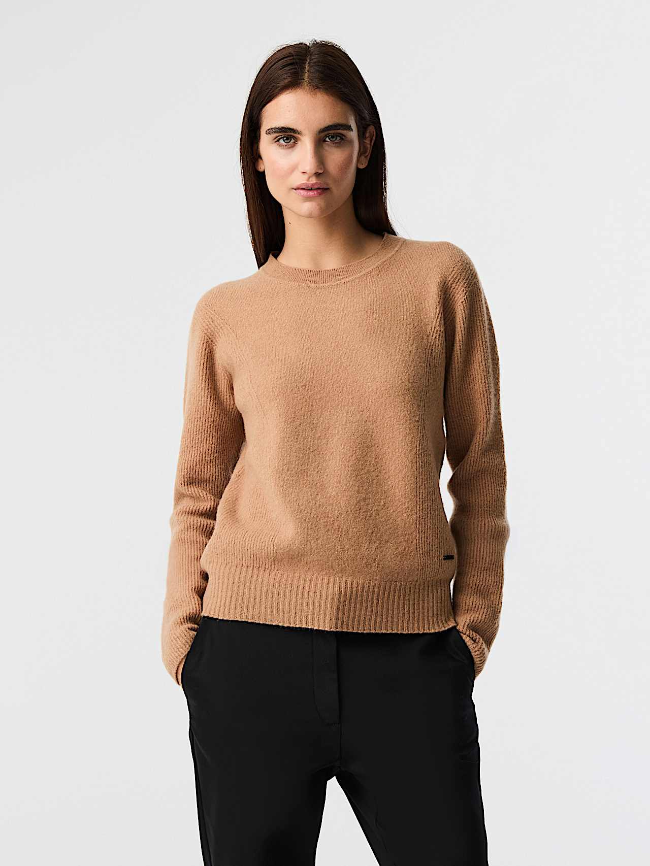 AlphaTauri | FAAMO V1.Y9.02 | Seamless 3D Knit Crewneck Sweater in Camel for Mujer AlphaTauri | FAAMO V1.Y9.02 | Seamless 3D Knit Crewneck Sweater in Camel for Mujer