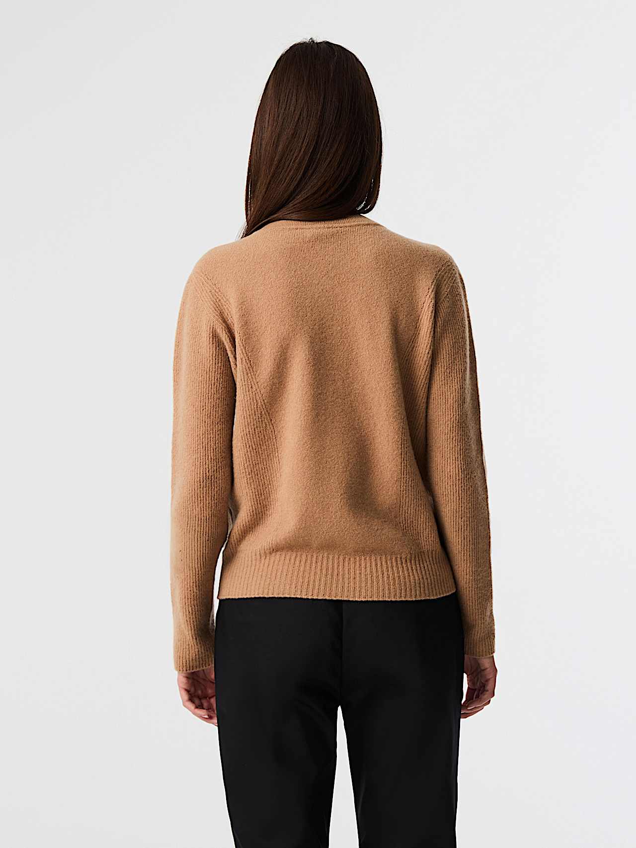 AlphaTauri | FAAMO V1.Y9.02 | Seamless 3D Knit Crewneck Sweater in Camel for Mujer AlphaTauri | FAAMO V1.Y9.02 | Seamless 3D Knit Crewneck Sweater in Camel for Mujer