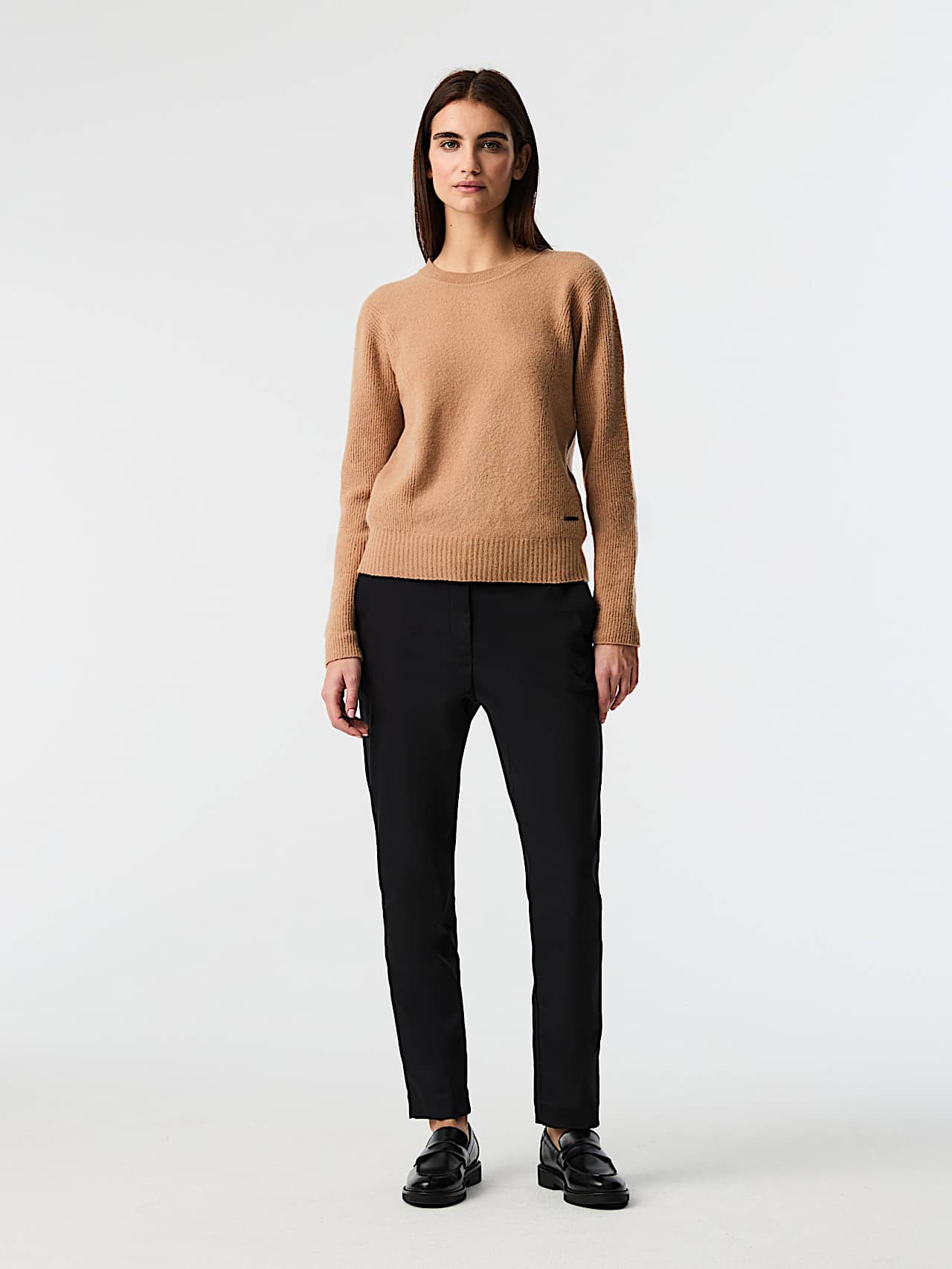 AlphaTauri | FAAMO V1.Y9.02 | Seamless 3D Knit Crewneck Sweater in Camel for Mujer AlphaTauri | FAAMO V1.Y9.02 | Seamless 3D Knit Crewneck Sweater in Camel for Mujer