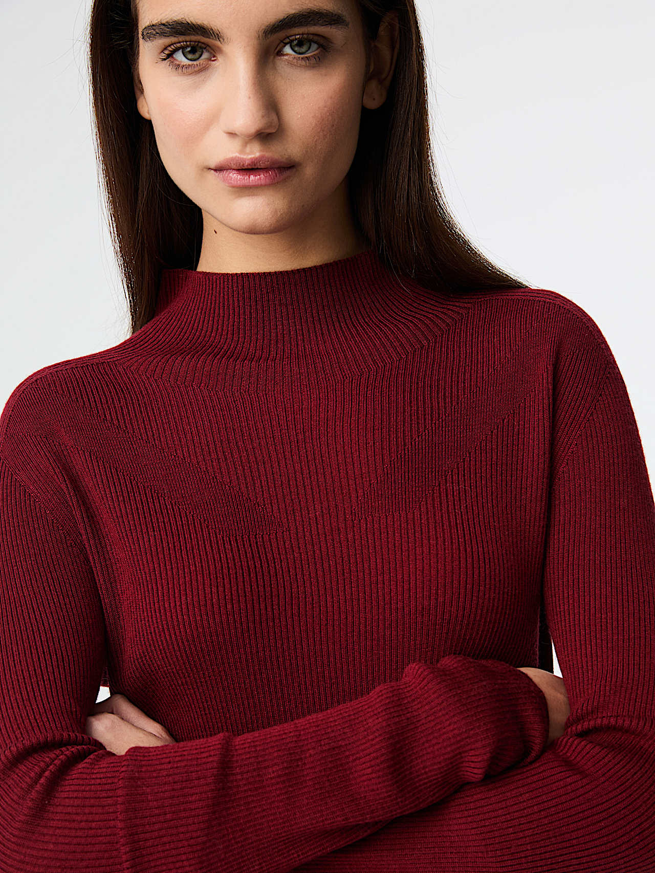 AlphaTauri | FRACT V1.Y9.02 | Seamless 3D Knit Wool Turtleneck Sweater in Dark Berry for Mujer AlphaTauri | FRACT V1.Y9.02 | Seamless 3D Knit Wool Turtleneck Sweater in Dark Berry for Mujer