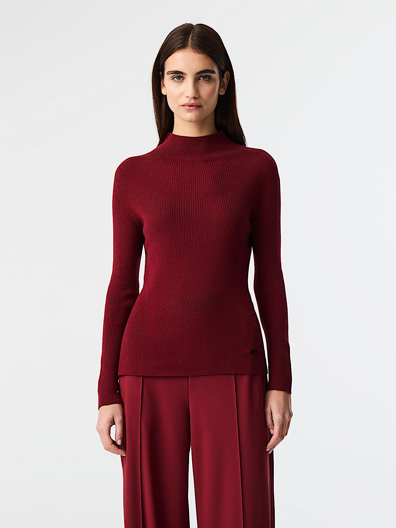 AlphaTauri | FRACT V1.Y9.02 | Seamless 3D Knit Wool Turtleneck Sweater in Dark Berry for Mujer AlphaTauri | FRACT V1.Y9.02 | Seamless 3D Knit Wool Turtleneck Sweater in Dark Berry for Mujer