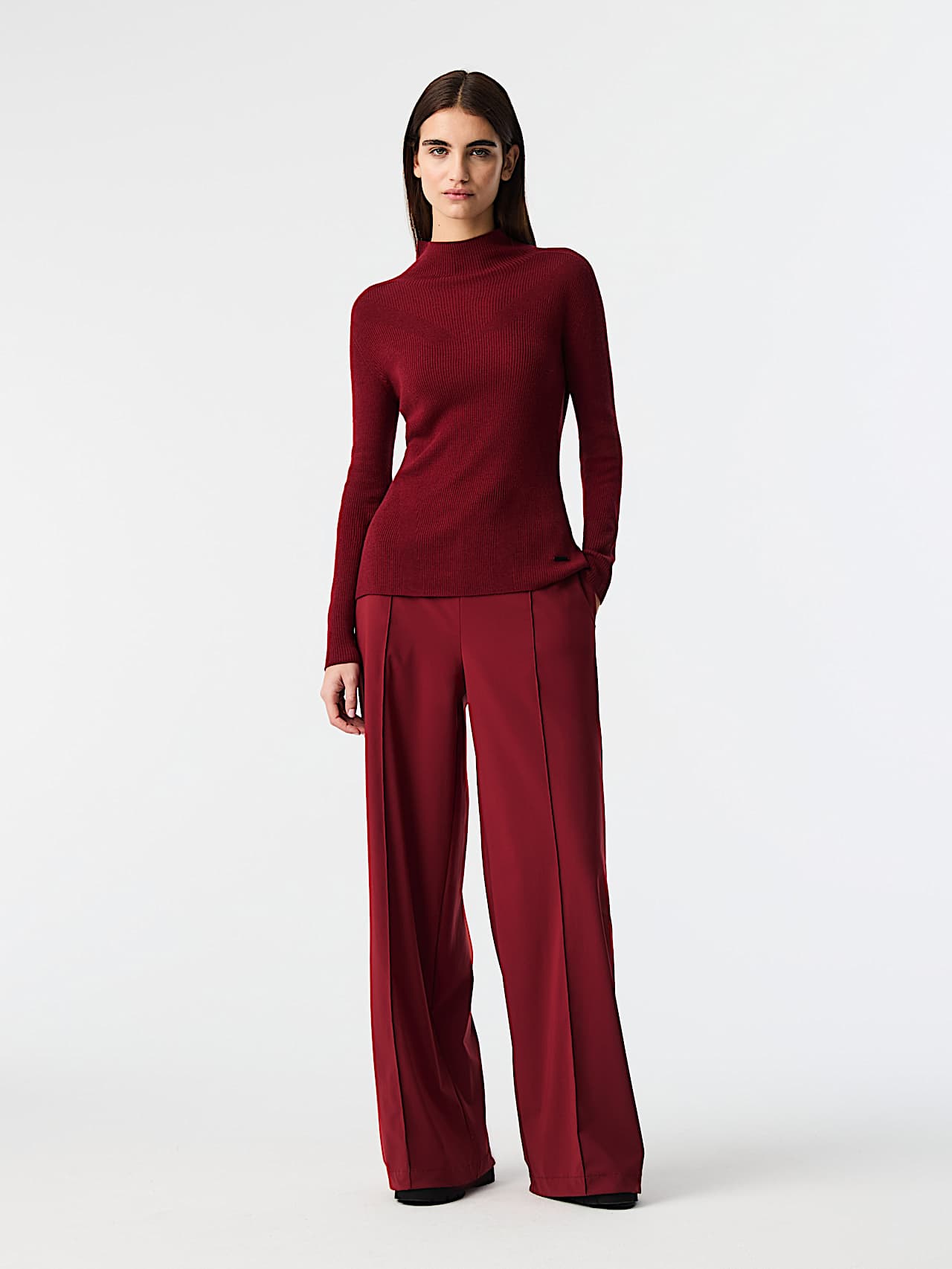 AlphaTauri | FRACT V1.Y9.02 | Seamless 3D Knit Wool Turtleneck Sweater in Dark Berry for Mujer AlphaTauri | FRACT V1.Y9.02 | Seamless 3D Knit Wool Turtleneck Sweater in Dark Berry for Mujer