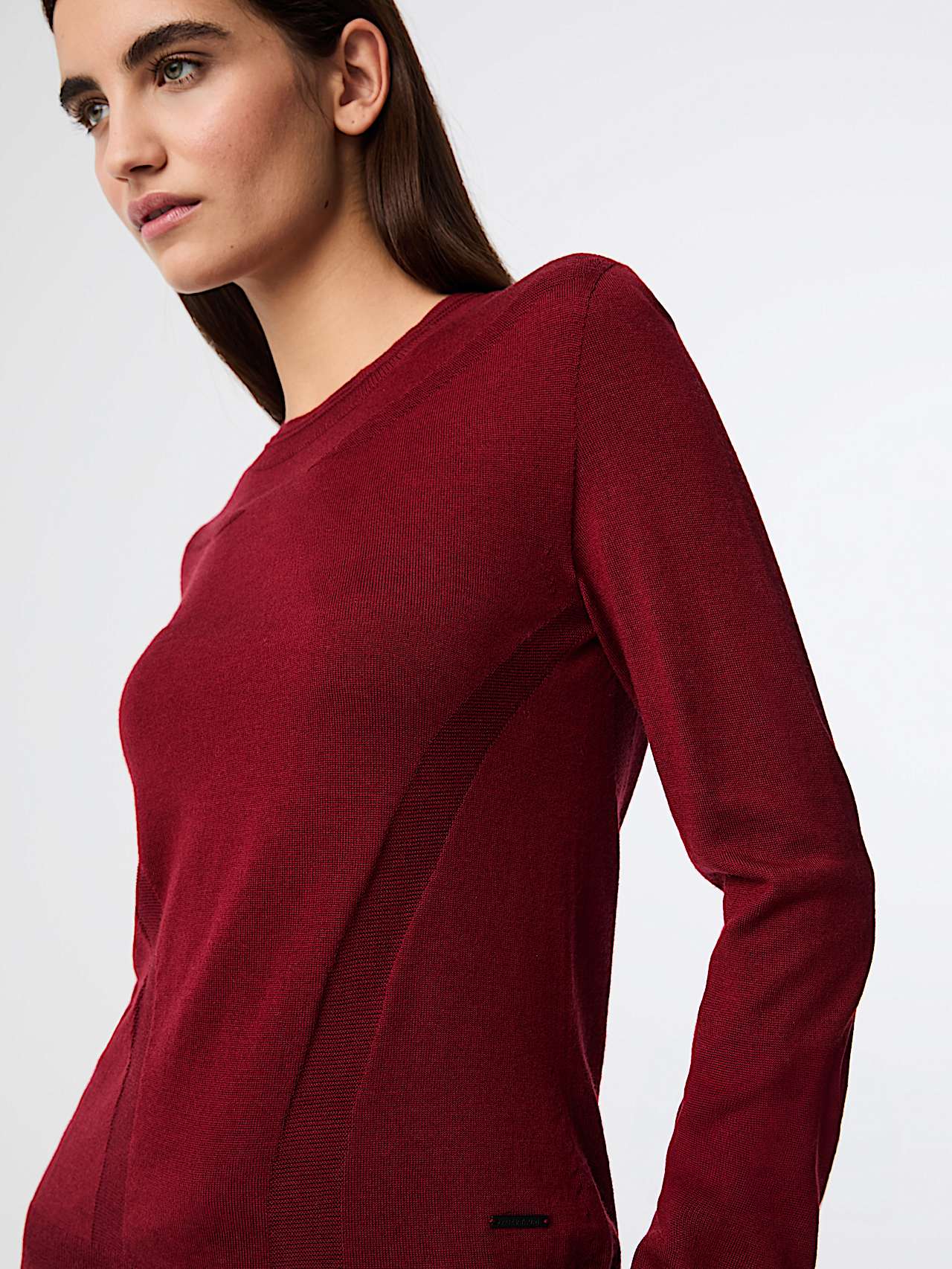 AlphaTauri | FATON V1.Y9.02 | Seamless 3D Knit Crewneck Sweater in Dark Berry for Mujer AlphaTauri | FATON V1.Y9.02 | Seamless 3D Knit Crewneck Sweater in Dark Berry for Mujer
