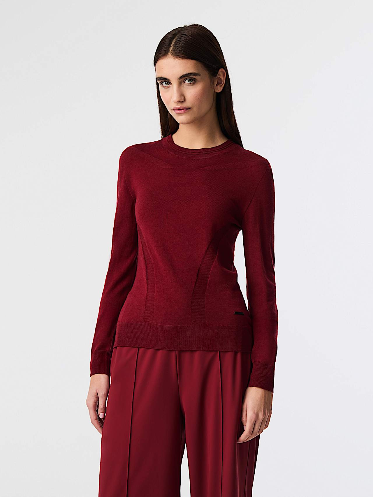 AlphaTauri | FATON V1.Y9.02 | Seamless 3D Knit Crewneck Sweater in Dark Berry for Mujer AlphaTauri | FATON V1.Y9.02 | Seamless 3D Knit Crewneck Sweater in Dark Berry for Mujer