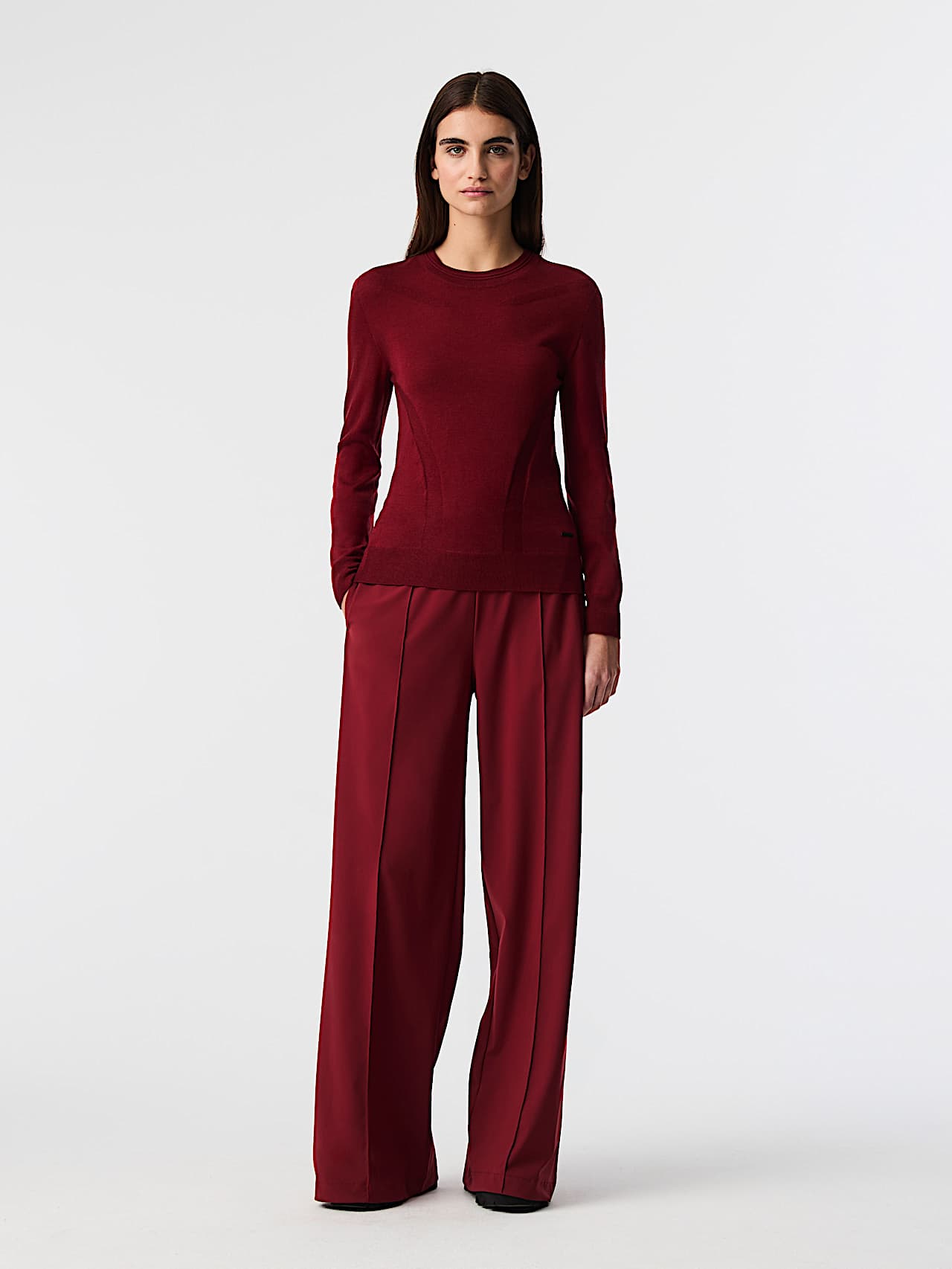 AlphaTauri | FATON V1.Y9.02 | Seamless 3D Knit Crewneck Sweater in Dark Berry for Mujer AlphaTauri | FATON V1.Y9.02 | Seamless 3D Knit Crewneck Sweater in Dark Berry for Mujer