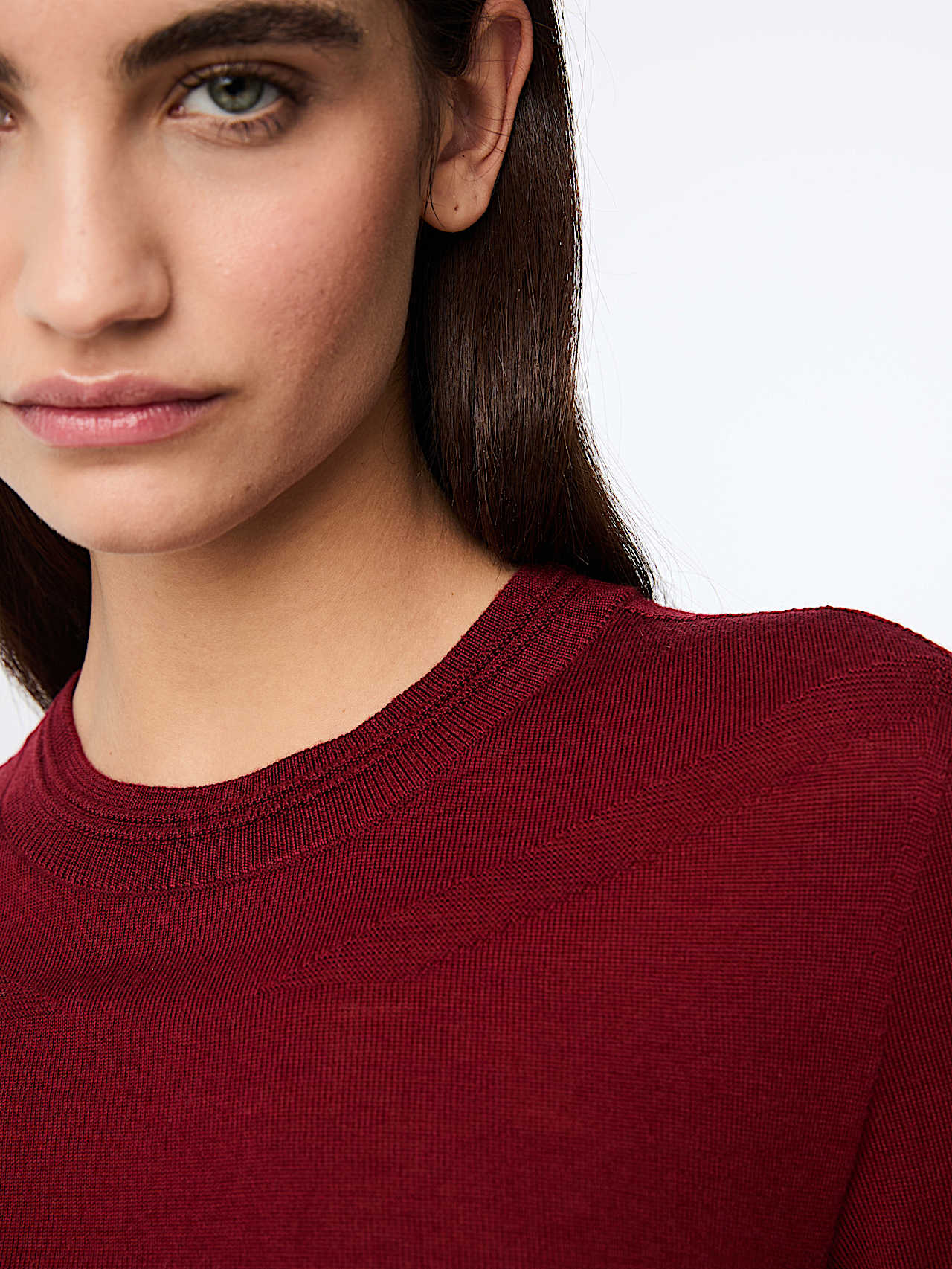 AlphaTauri | FATON V1.Y9.02 | Seamless 3D Knit Crewneck Sweater in Dark Berry for Mujer AlphaTauri | FATON V1.Y9.02 | Seamless 3D Knit Crewneck Sweater in Dark Berry for Mujer