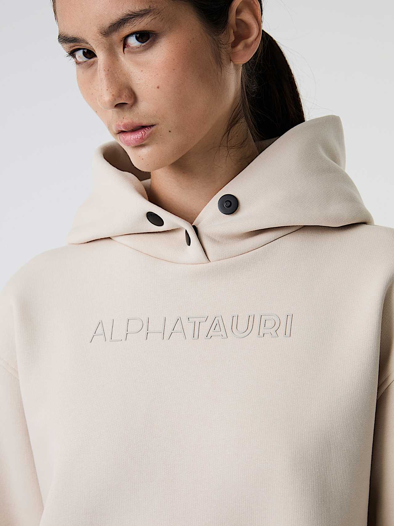 AlphaTauri | SERA V2.Y8.02 | Hoodie mit charakteristischem Logo in Stone für Damen