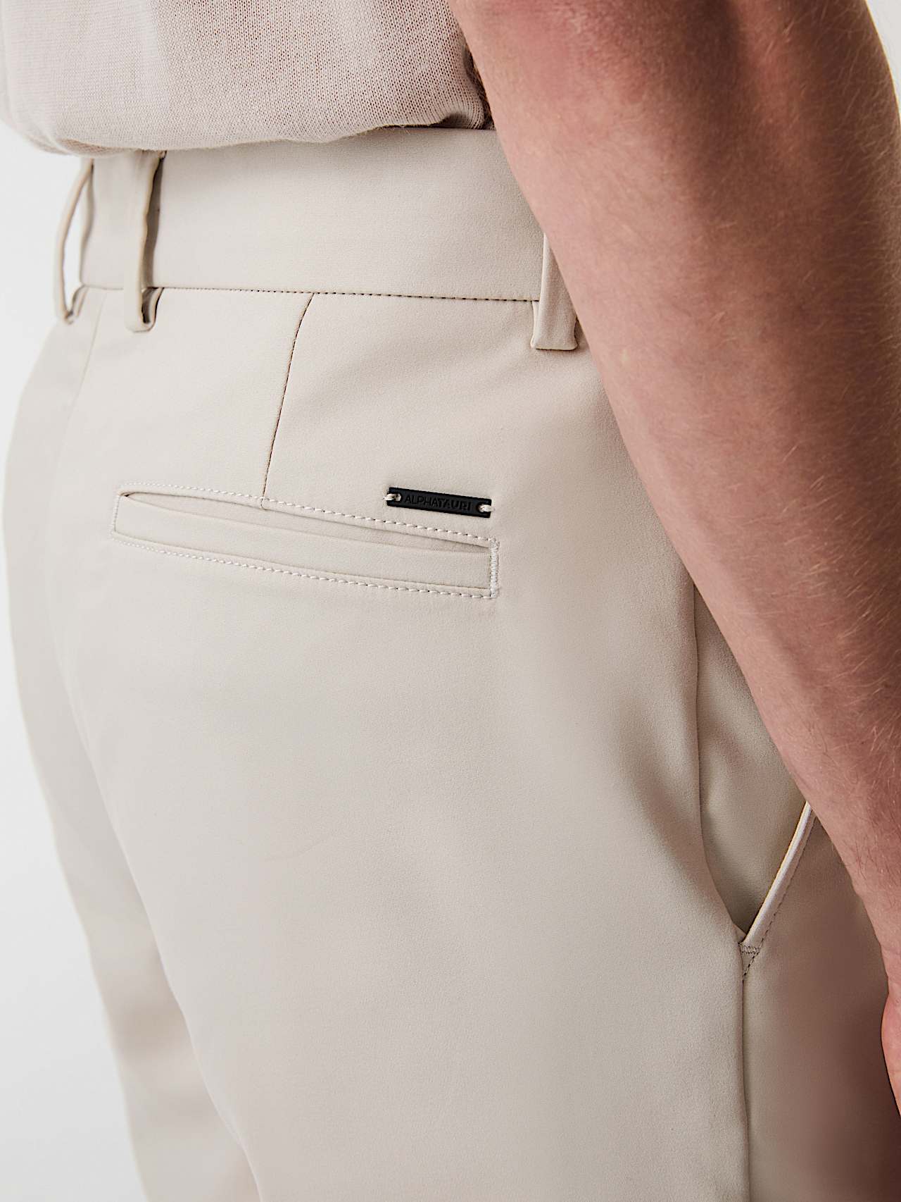 AlphaTauri | PELSH V1.Y9.01 | Shorts de algodón elástico in Stone for Hombre AlphaTauri | PELSH V1.Y9.01 | Shorts de algodón elástico in Stone for Hombre