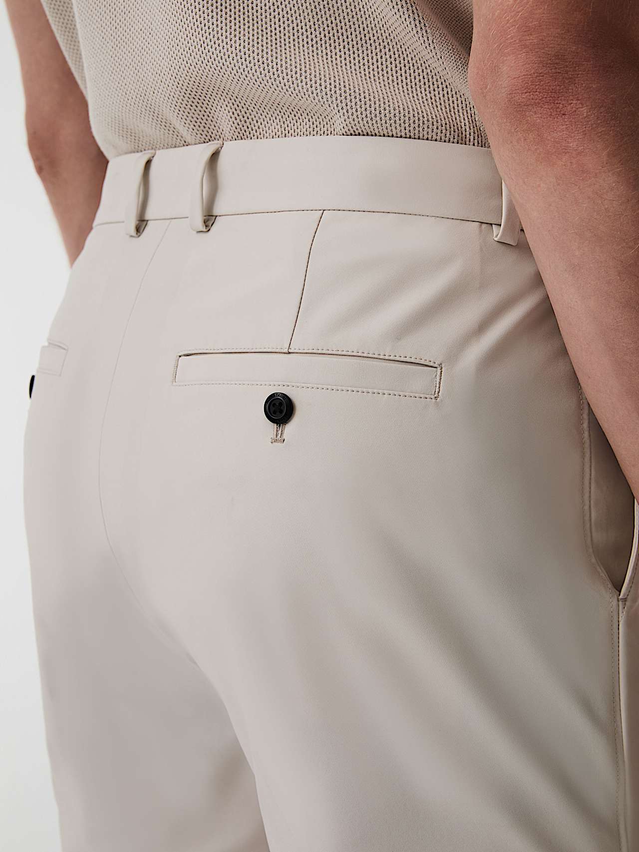 AlphaTauri | PADEN V2.Y9.01 | Pantalon plissé en coton stretch in Stone for Homme AlphaTauri | PADEN V2.Y9.01 | Pantalon plissé en coton stretch in Stone for Homme