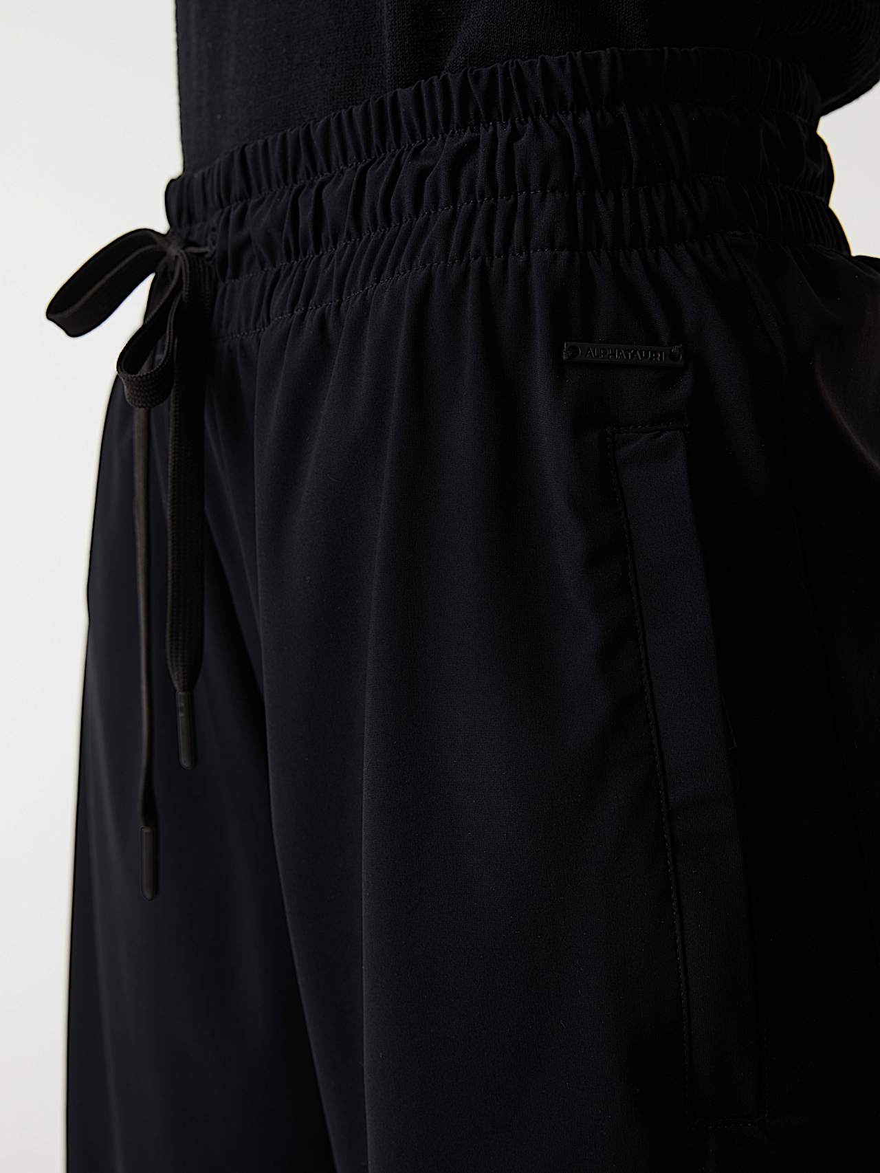 AlphaTauri | PIRT V1.Y9.01 | Pantalones cortos de punto Power Stretch in Negro for Mujer