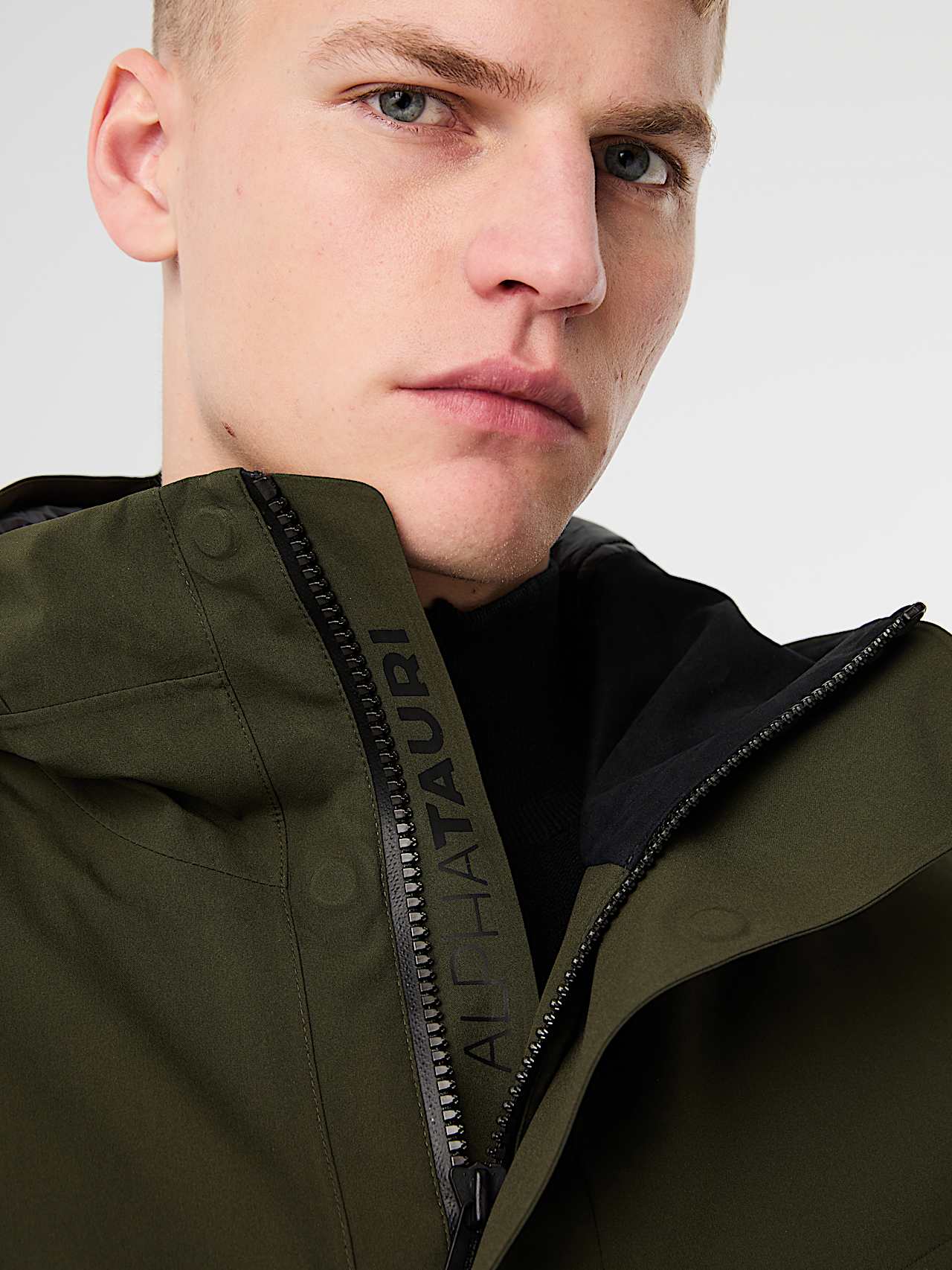 AlphaTauri | KOOV V10.Y7.02 | Icónica parka de Taurobran® impermeable y plegable in Verde Oscuro for Hombre