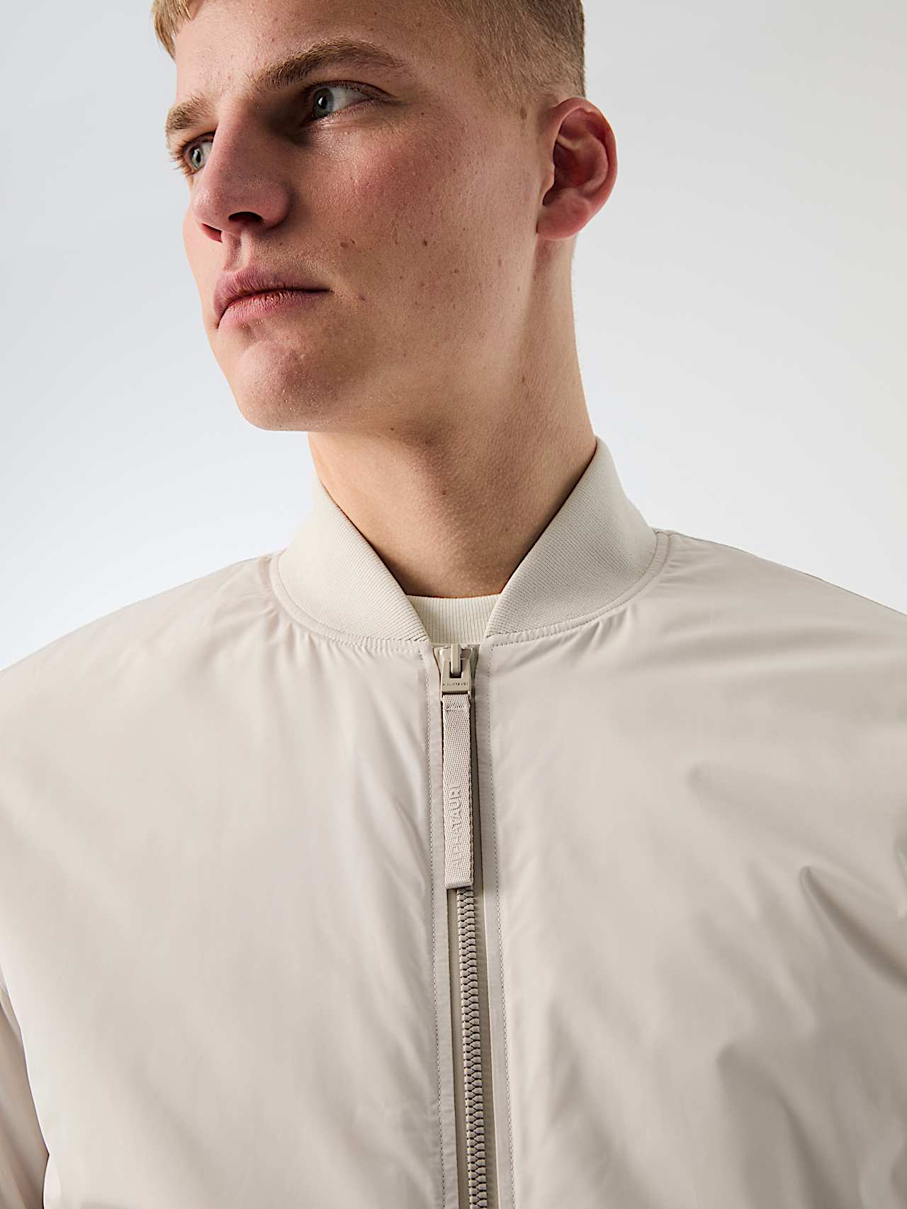 AlphaTauri | OUBLIS V1.Y10.02 | Water-repellent Light Padded Bomber Jacket with Primaloft® in Stone for Hombre