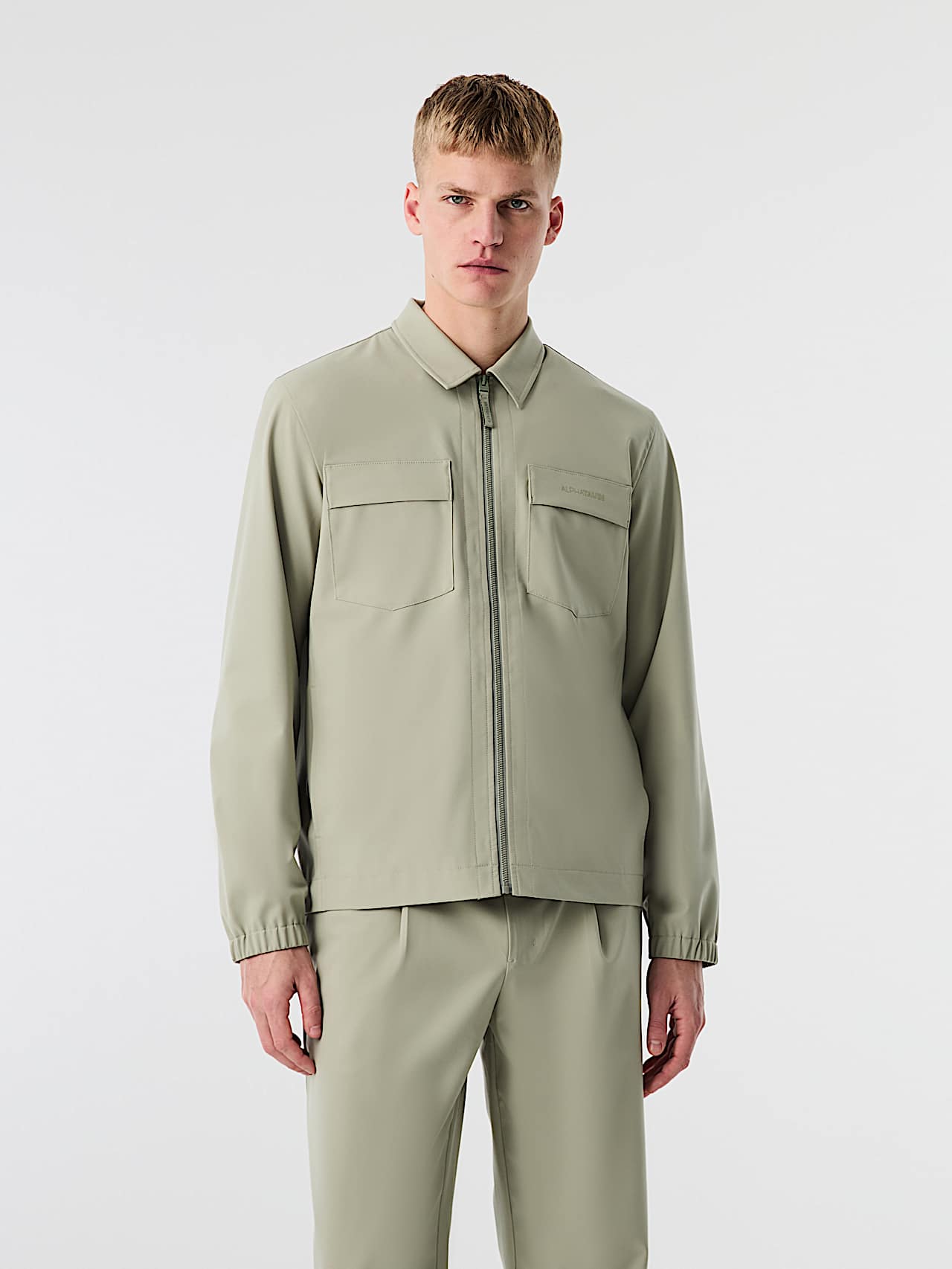AlphaTauri | ONGERS V1.Y10.02 | Water-repellent Overshirt with 4-Way-Stretch in Dark Sage for Uomo