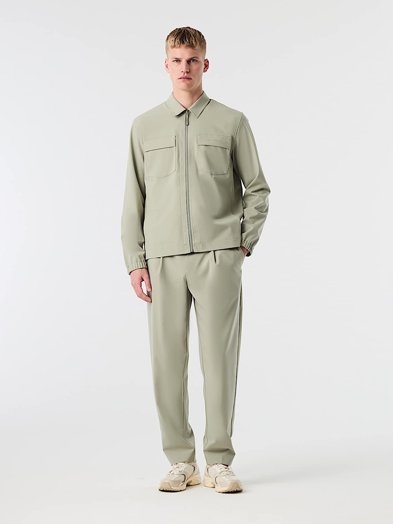 AlphaTauri | ONGERS V1.Y10.02 | Water-repellent Overshirt with 4-Way-Stretch in Dark Sage for Uomo