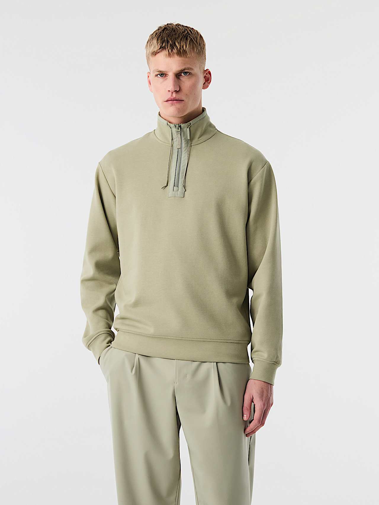 AlphaTauri | SYLVES V1.Y10.02 | Sweat-shirt hybride demi-zippé in Dark Sage for Homme
