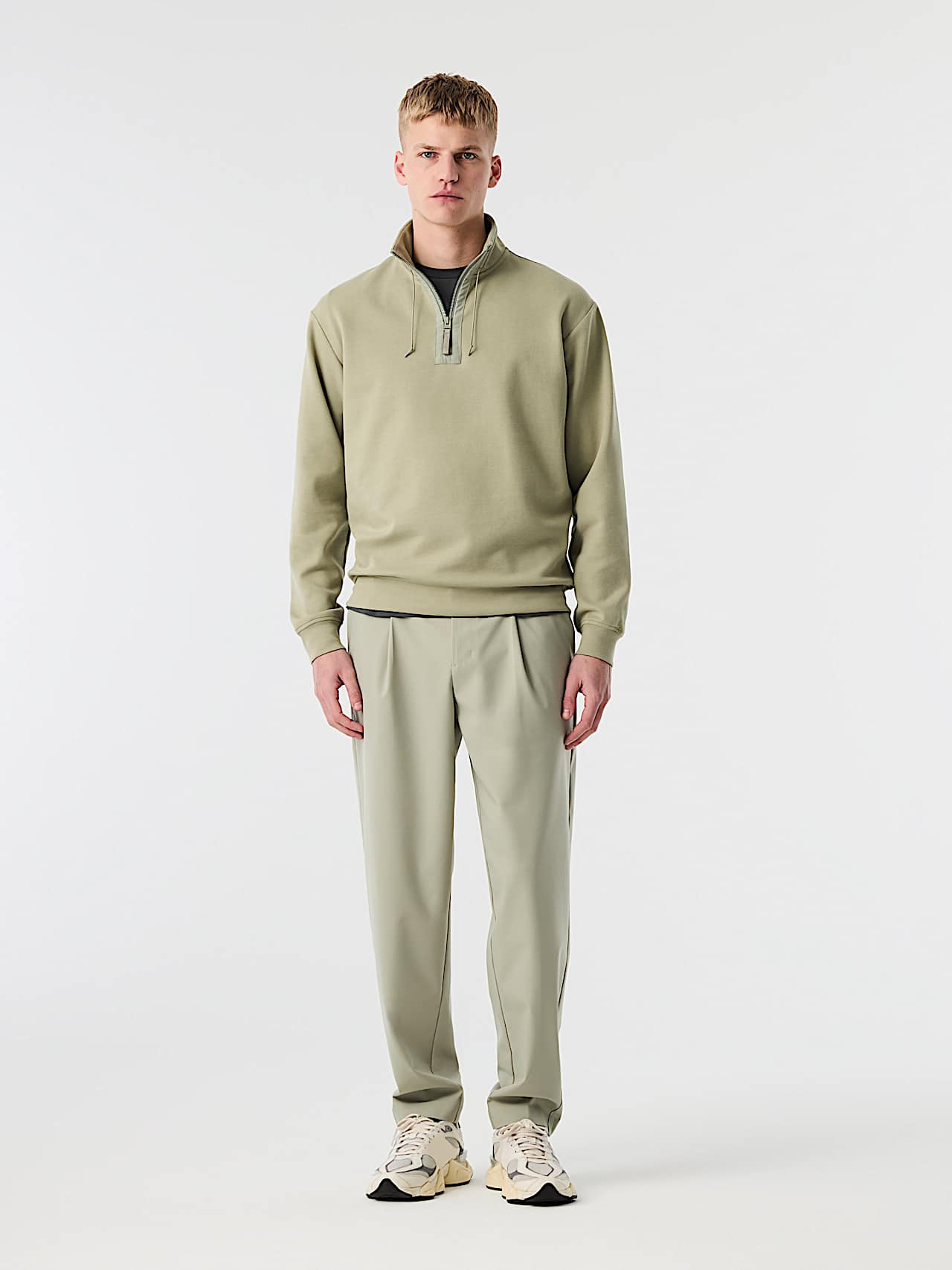AlphaTauri | SYLVES V1.Y10.02 | Hybrid-Sweatshirt mit halbem Reißverschluss in Dark Sage für Herren