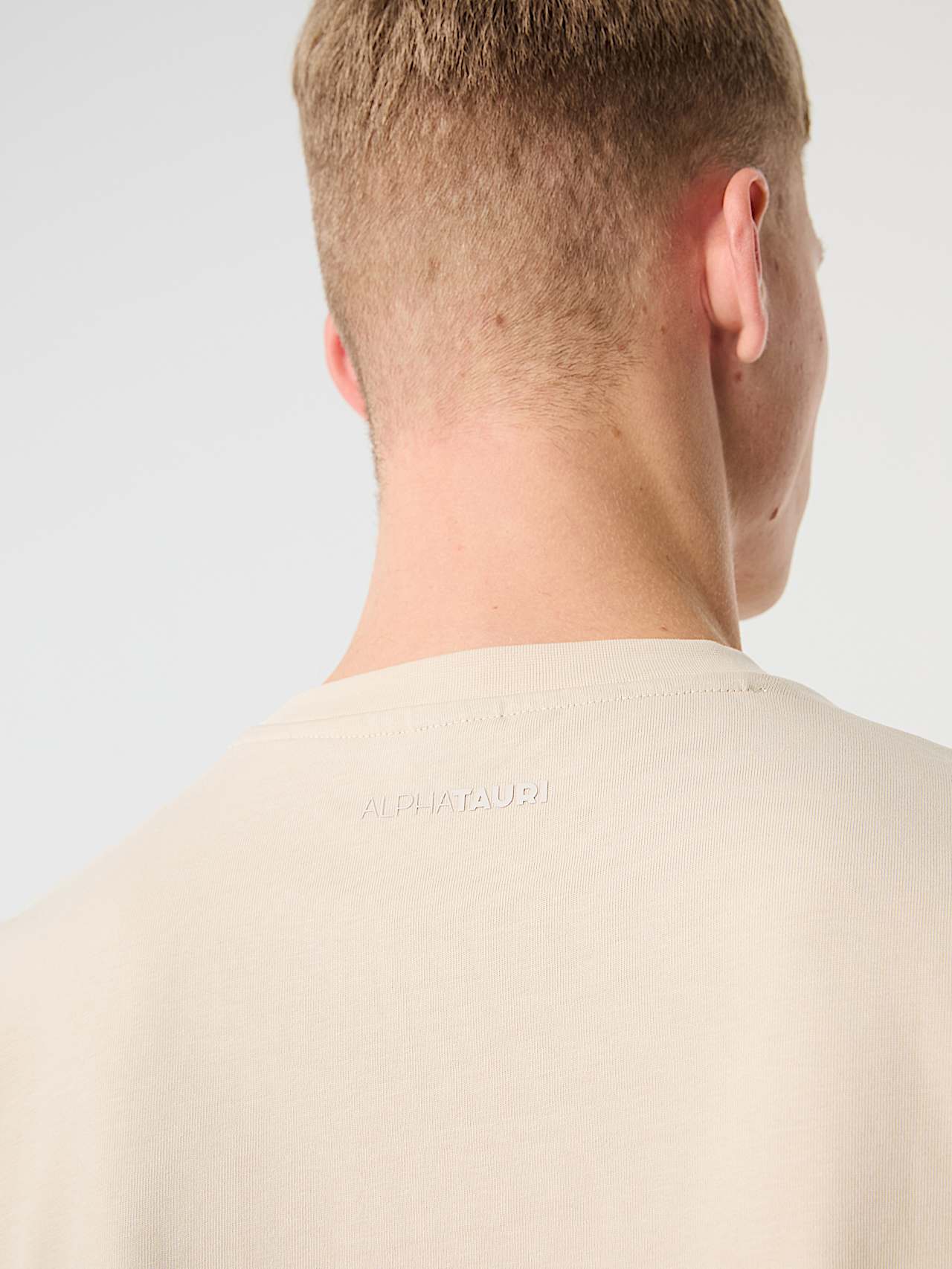 AlphaTauri | JILLE V1.Y10.02 | Camiseta de algodón orgánico con logo bordado in Stone for Hombre