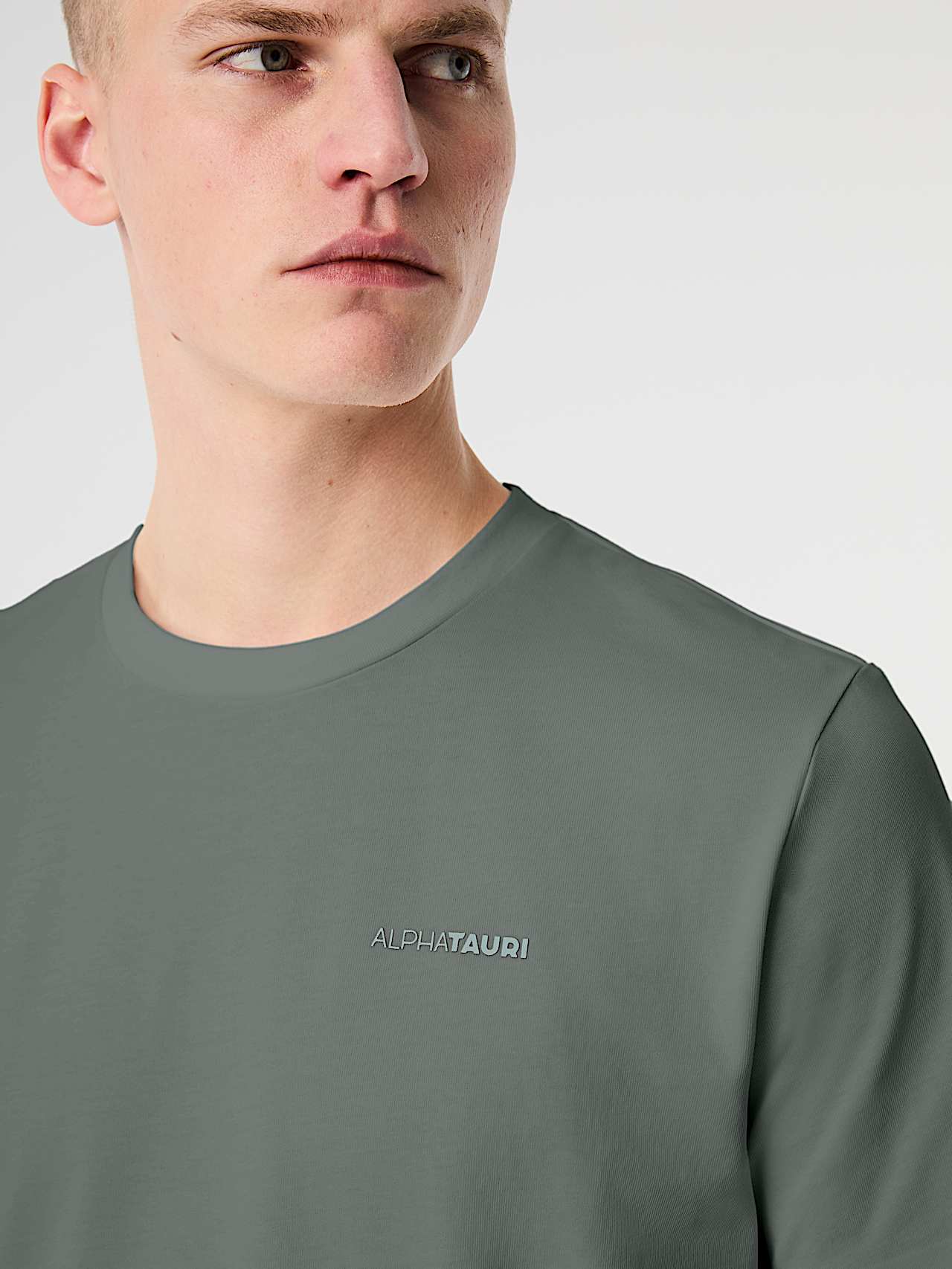 AlphaTauri | JOSSAL V1.Y10.02 | T-Shirt aus Bio-Baumwolle mit Rücken-Print in Dark Moss für Herren