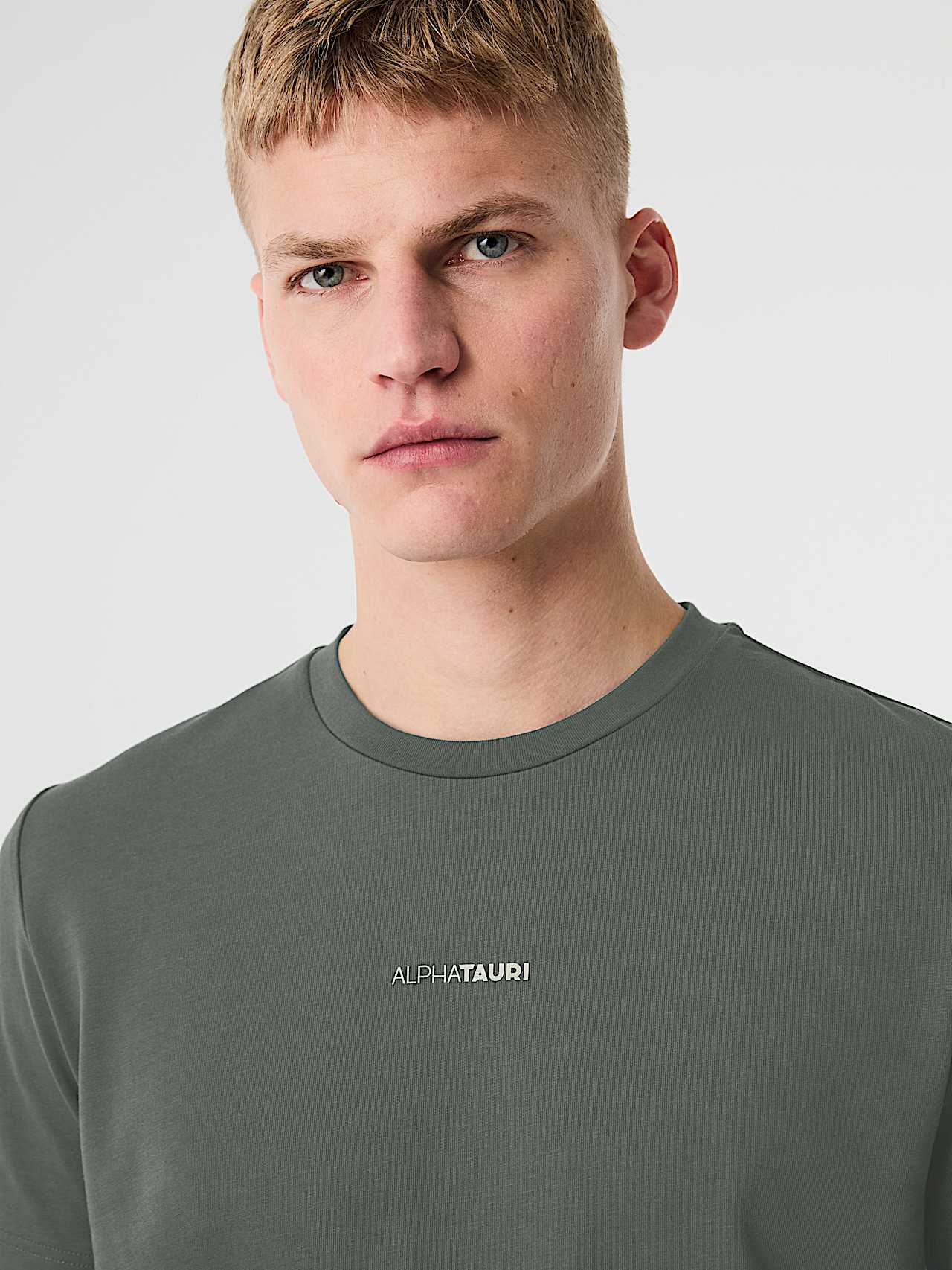 AlphaTauri | JOULON V1.Y10.02 | T-Shirt aus Bio-Baumwolle mit Logo-Print in Dark Moss für Herren
