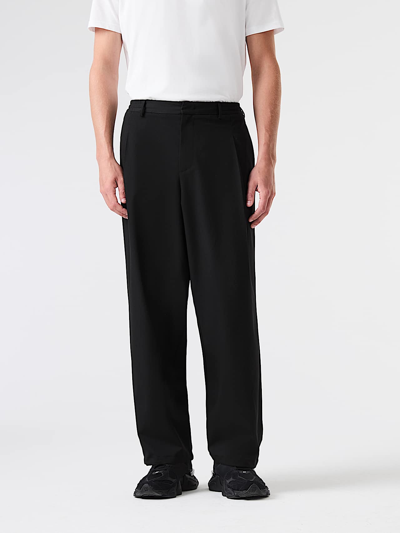 AlphaTauri | PORTER V1.Y10.02 | Pantaloni a gamba larga morbidi con pieghe e fondo gamba regolabile in Black for Uomo