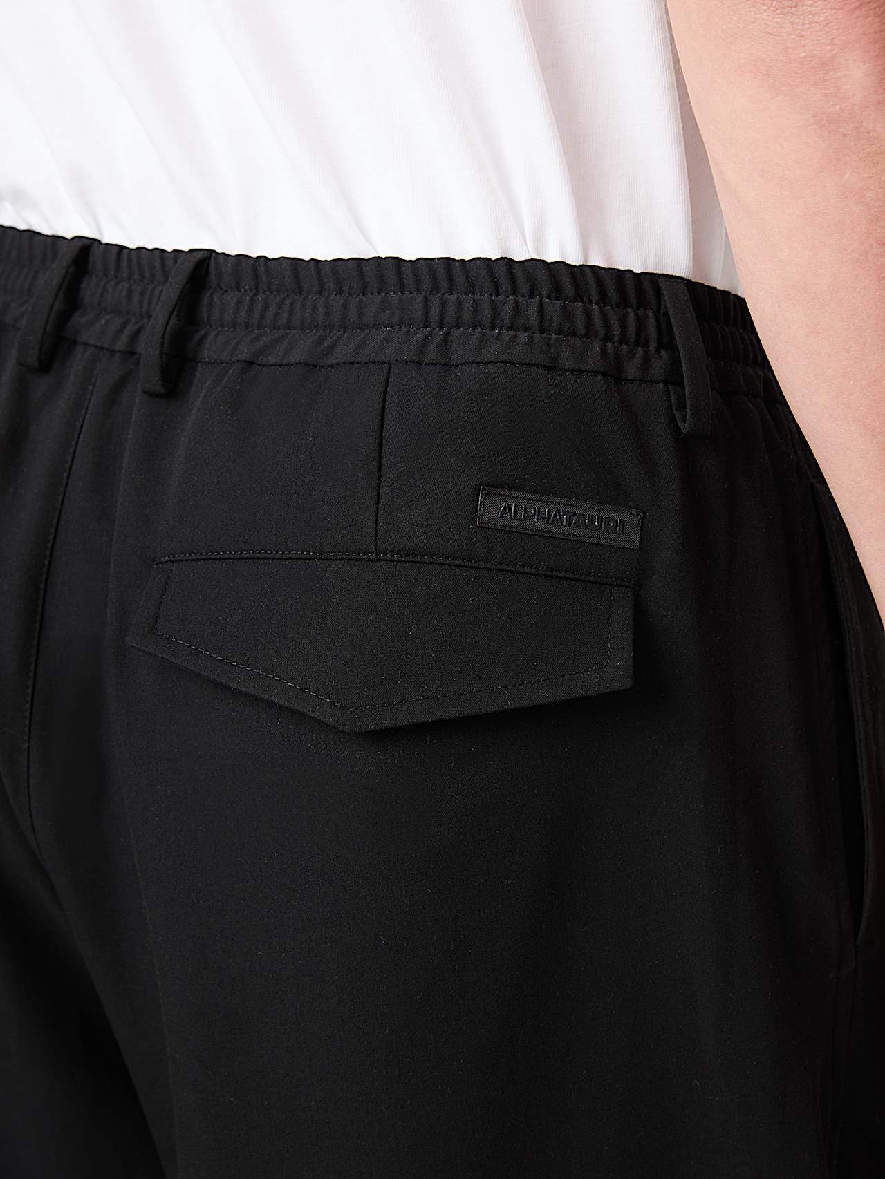 AlphaTauri | PORTER V1.Y10.02 | Pantaloni a gamba larga morbidi con pieghe e fondo gamba regolabile in Black for Uomo