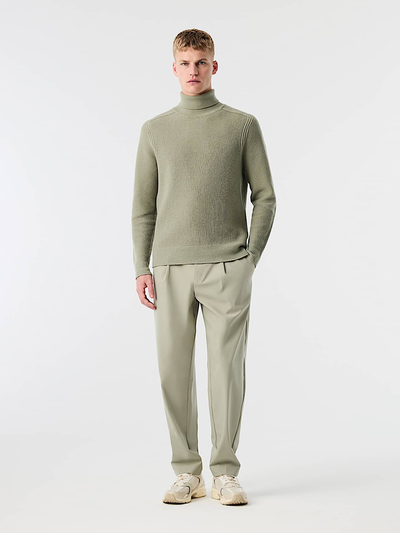 AlphaTauri | FANNES V1.Y10.02 | 3D Knit Wool Turtleneck Sweater in Dark Sage for Hombre