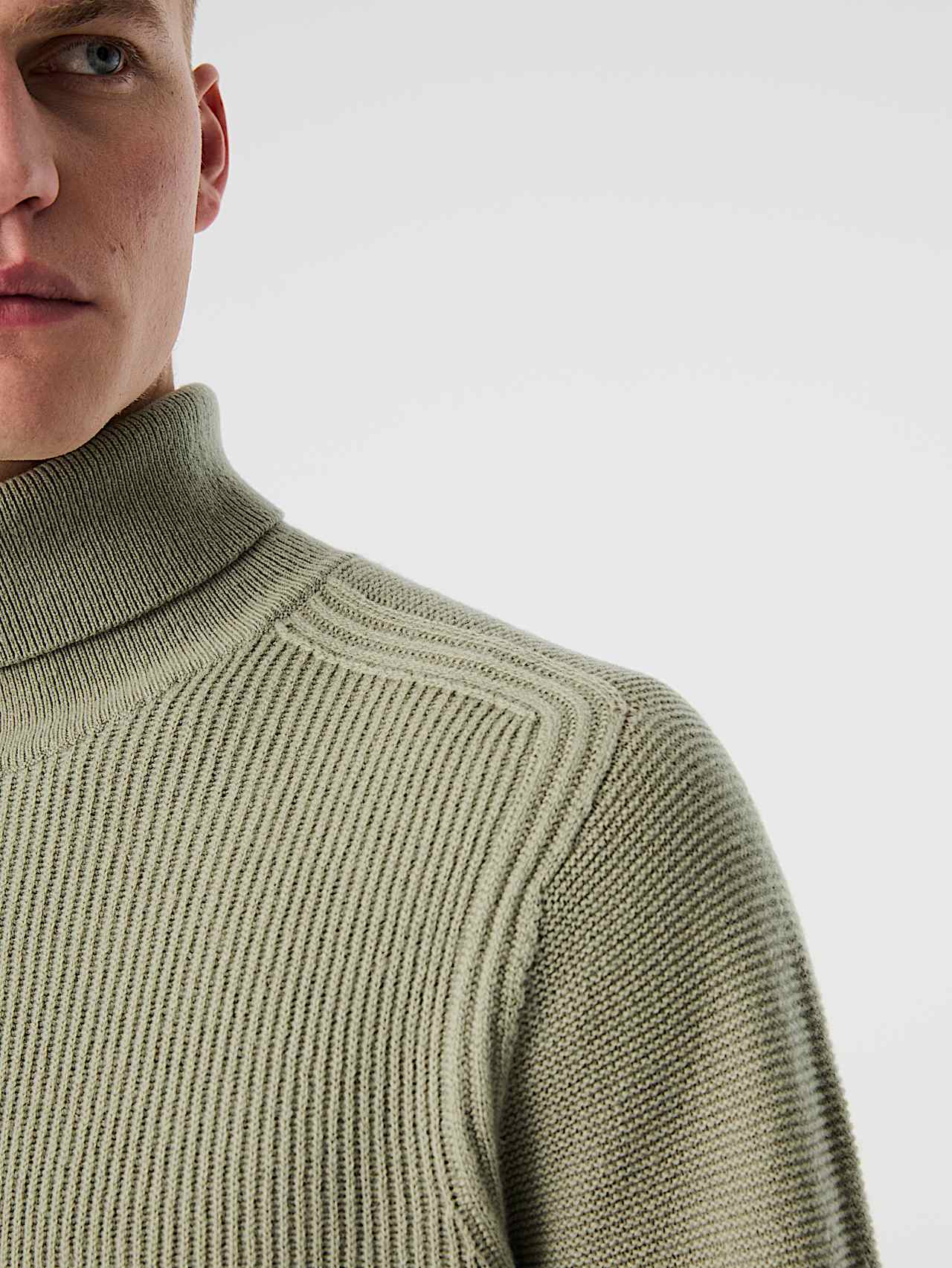 AlphaTauri | FANNES V1.Y10.02 | 3D Knit Wool Turtleneck Sweater in Dark Sage for Hombre