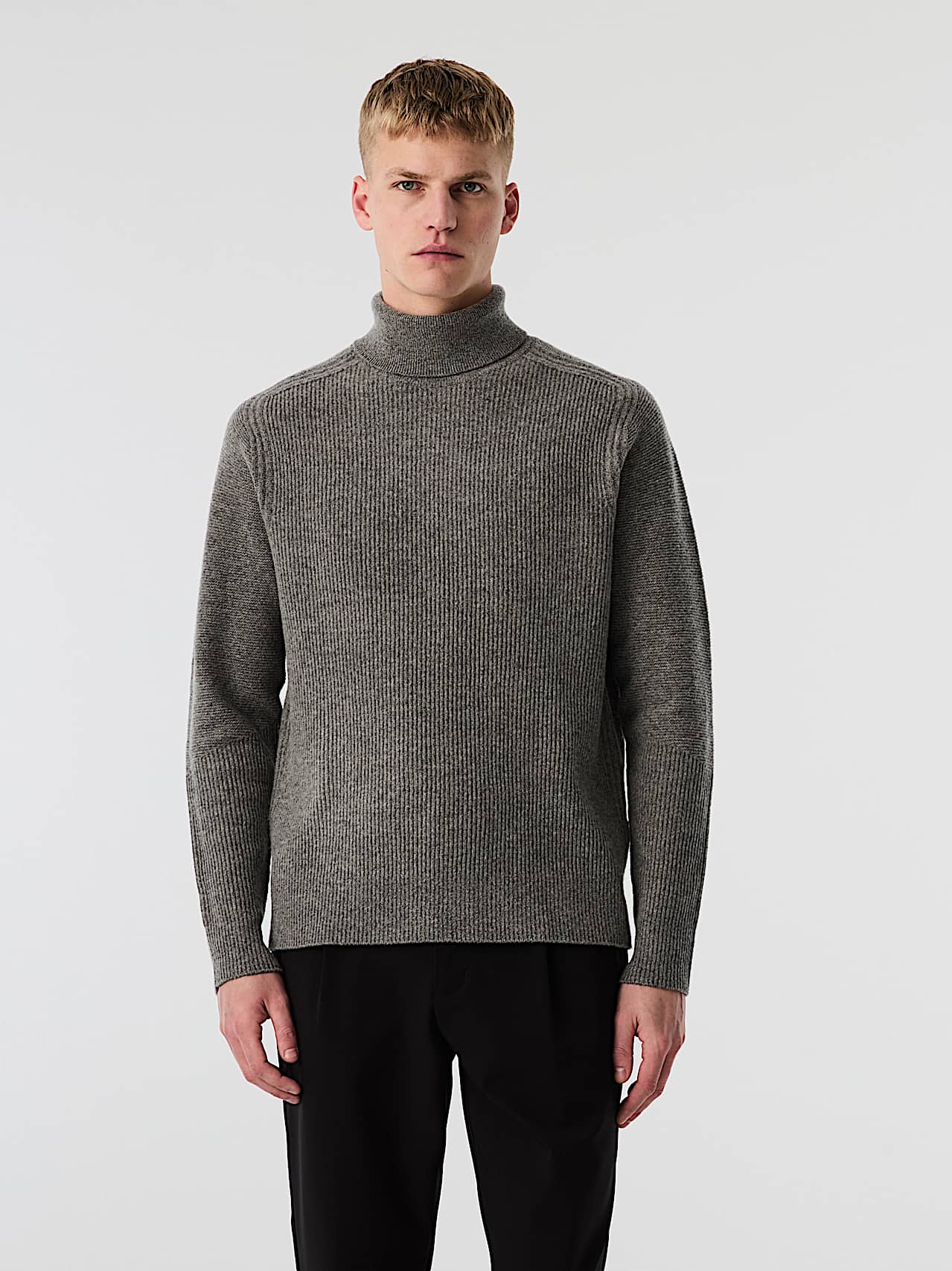AlphaTauri | FANNES V1.Y10.02 | 3D Knit Wool Turtleneck Sweater in Dark Grey Melange for Men