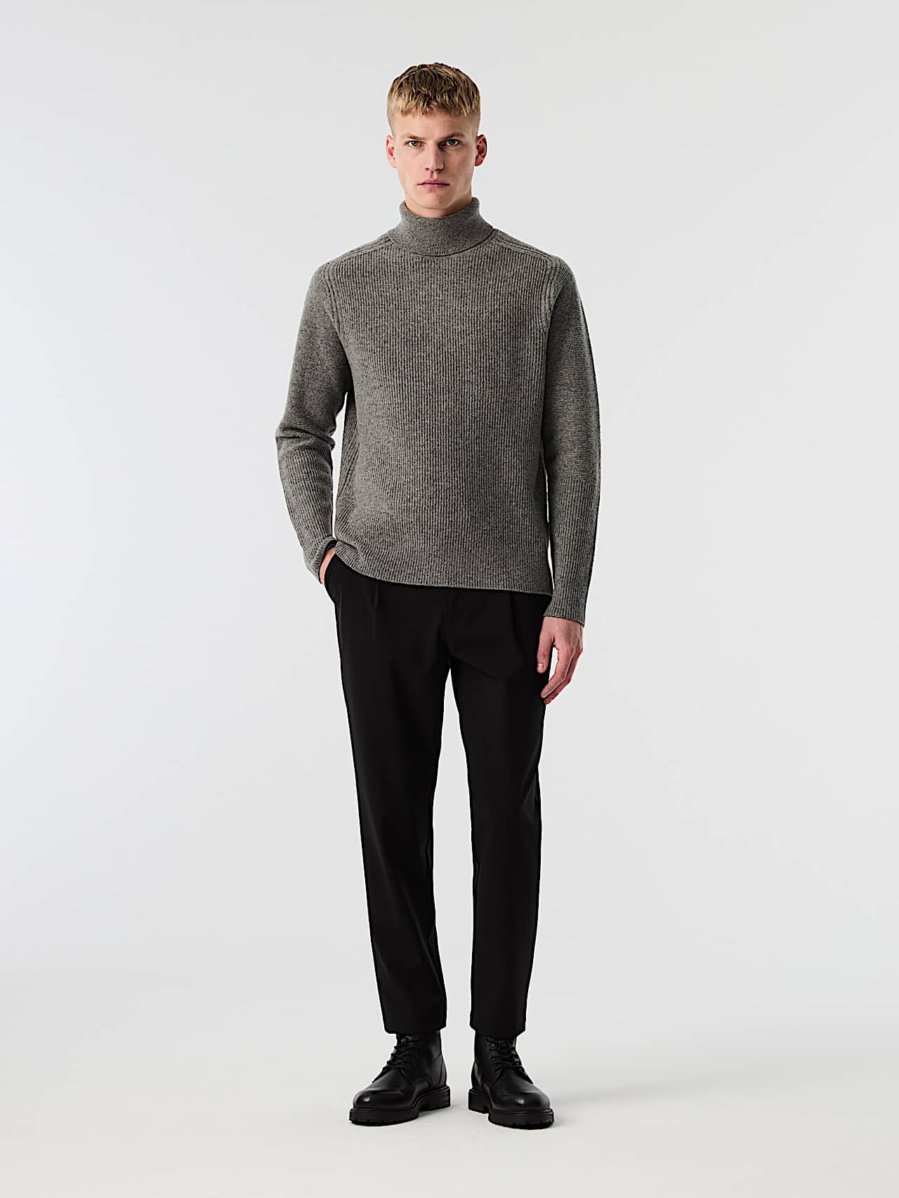 AlphaTauri | FANNES V1.Y10.02 | 3D Knit Turtleneck Sweater made from 100% Wool in Dark Grey Melange for Homme