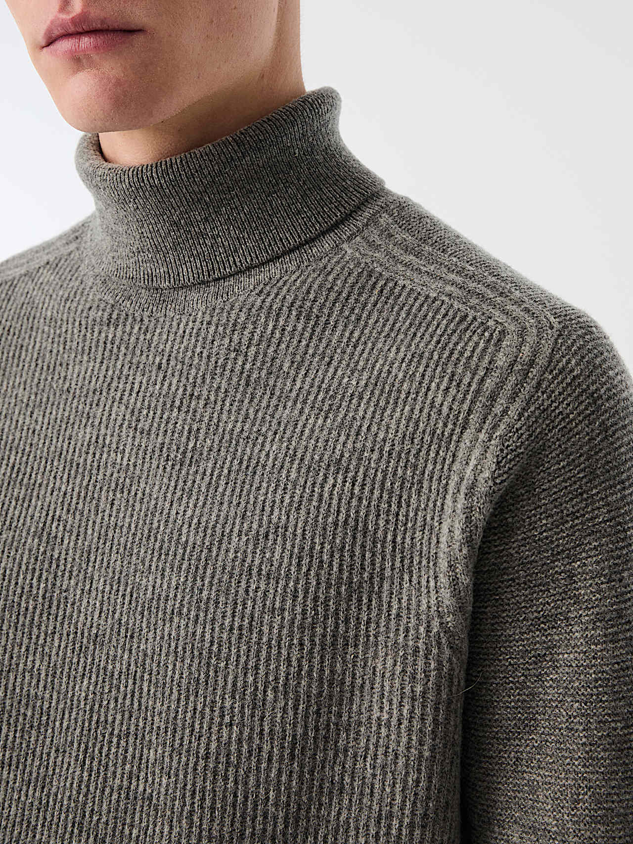 AlphaTauri | FANNES V1.Y10.02 | 3D Knit Turtleneck Sweater made from 100% Wool in Dark Grey Melange for Homme