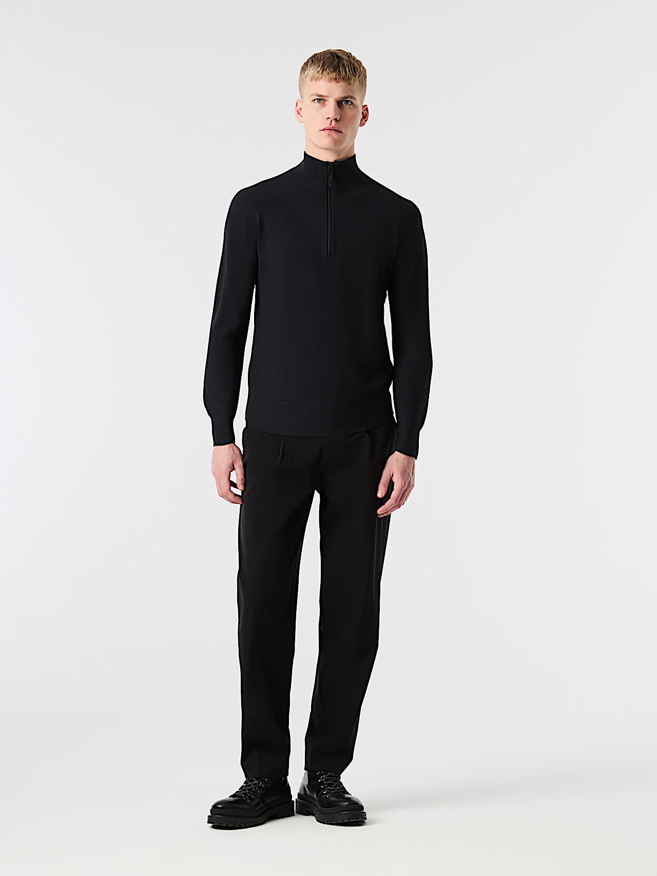 AlphaTauri | FROST V2.Y10.02 | Seamless 3D Knit Half-Zip Sweater in Black for Hombre