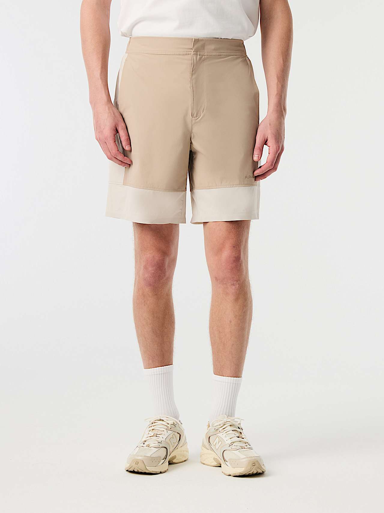AlphaTauri | PINT V1.Y10.01 | Performance Stretch Shorts ligeros y transpirables in Dune for Hombre
