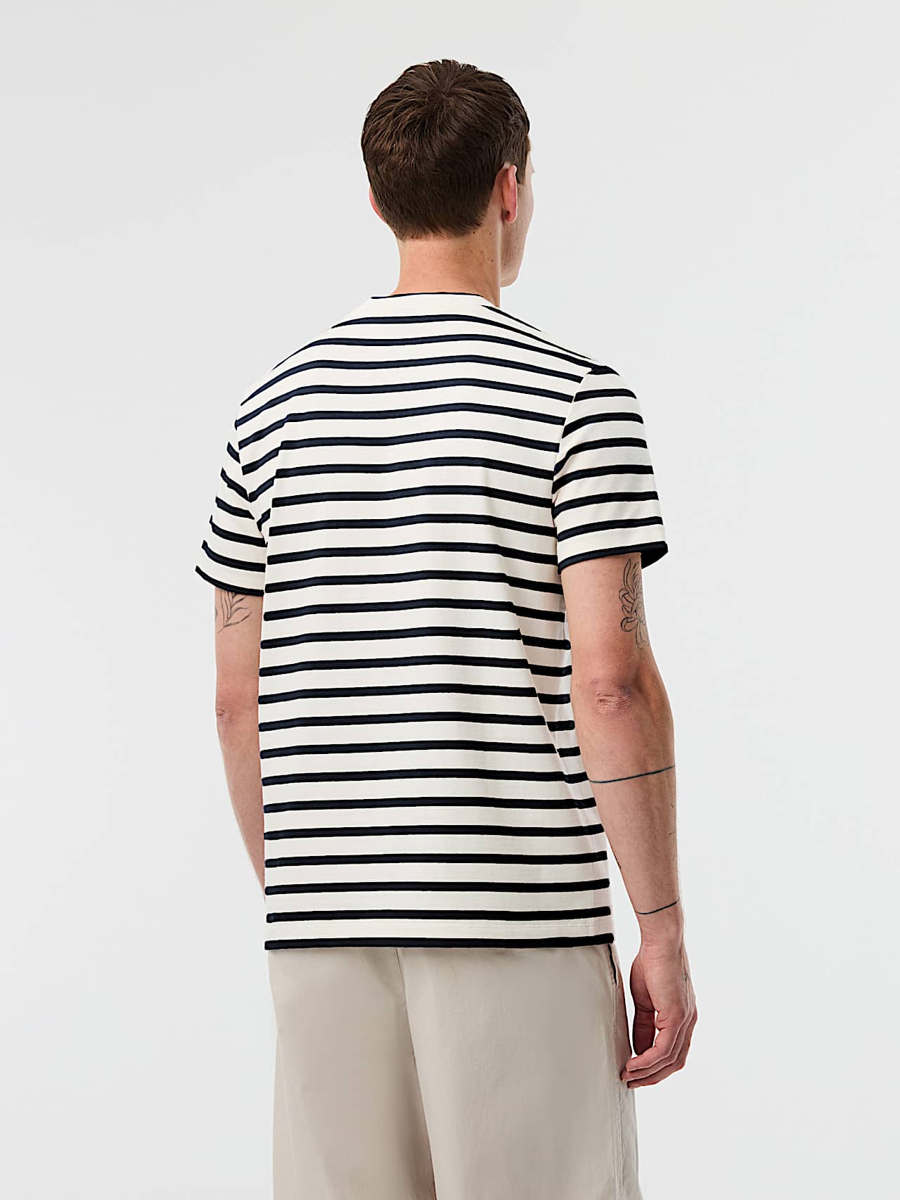 AlphaTauri | JIRO V1.Y10.01 | T-shirt rayé avec logo subtil in White / Dark Navy for Homme